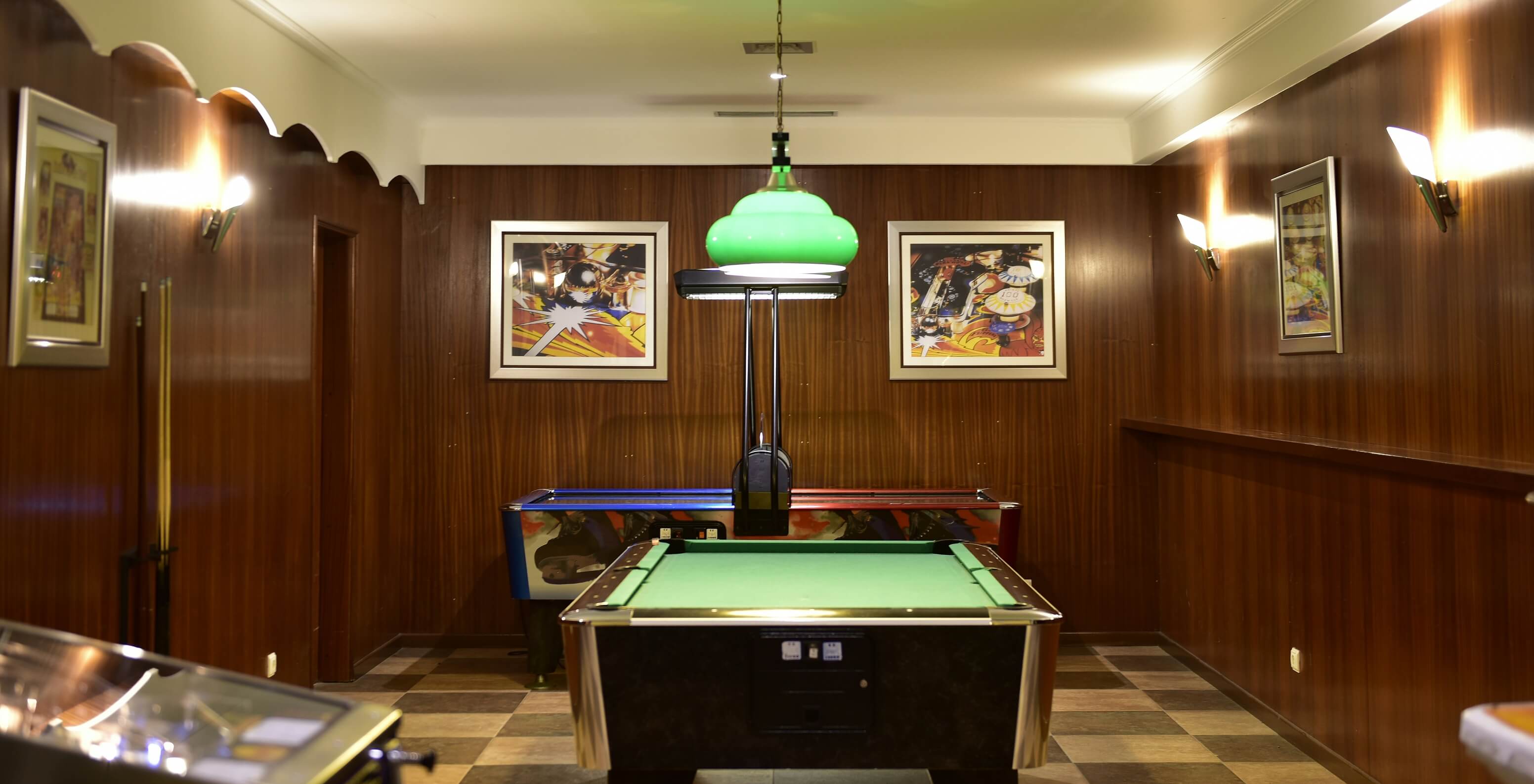 Sala de juegos con tableros y mesa de billar en Pestana Viking, hotel con piscina en Armação de Pêra