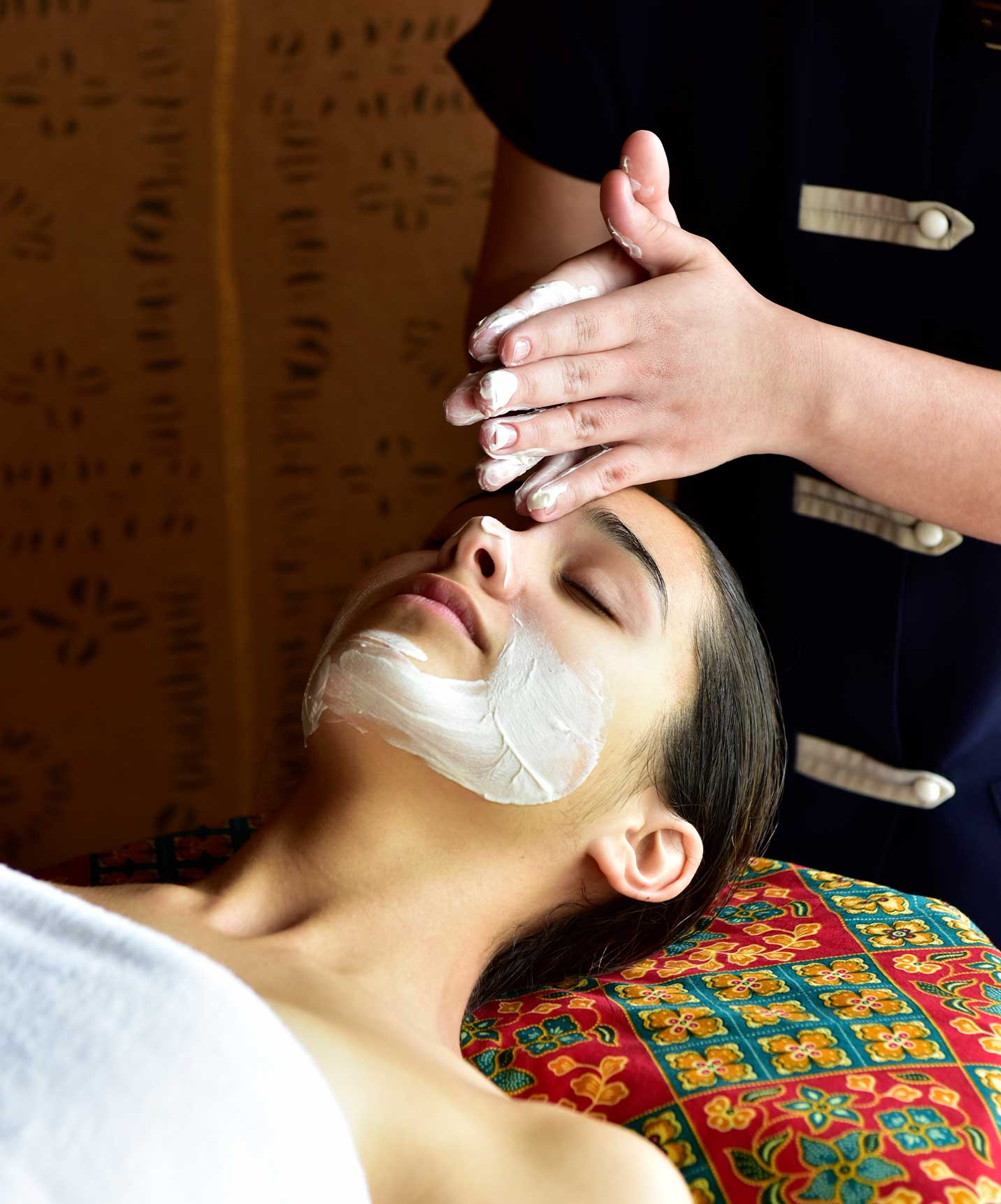 Chica recibiendo tratamiento de belleza y masaje en el spa del hotel de 5 estrellas en Cascais, con vista al mar