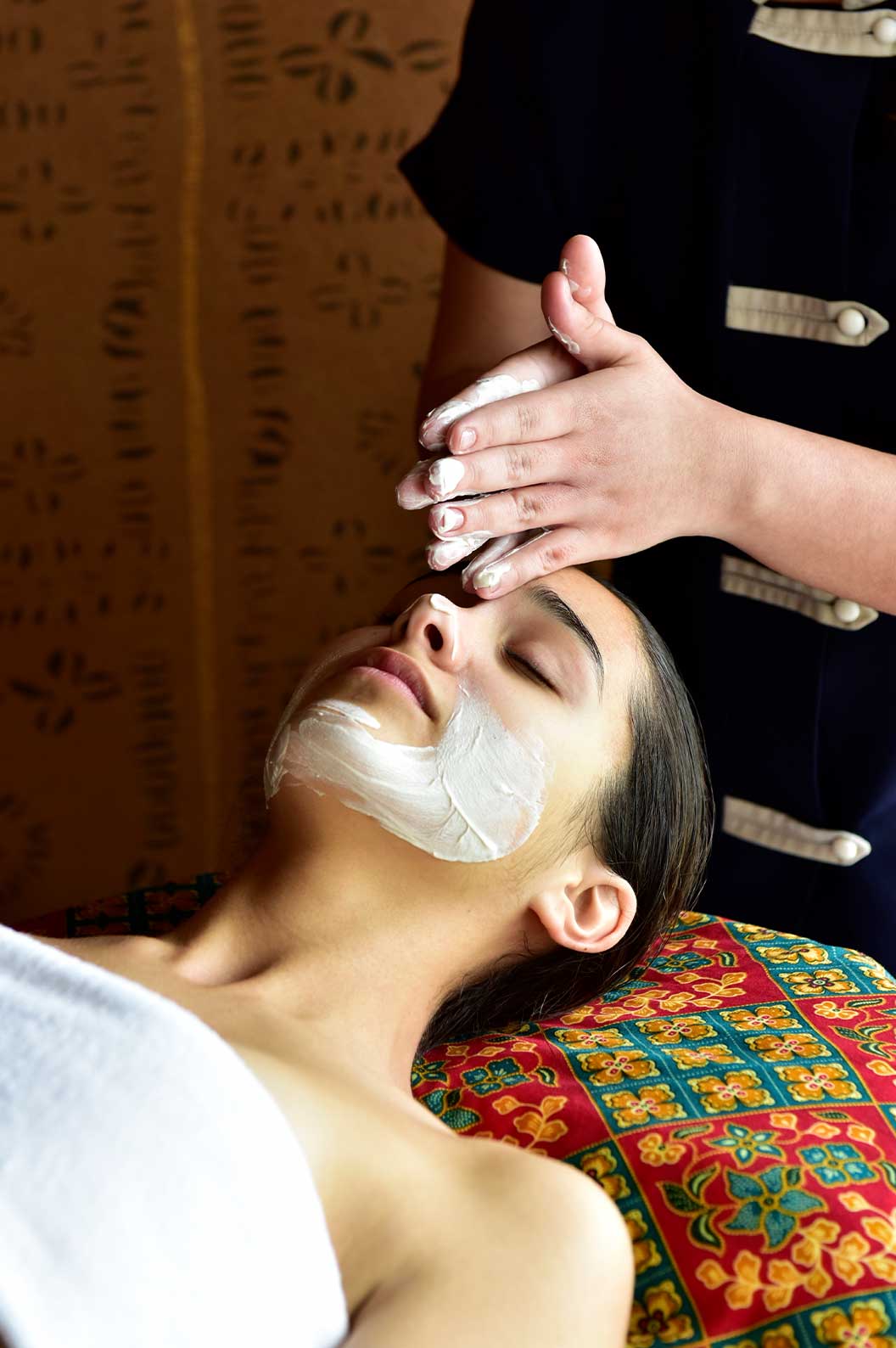 Chica recibiendo tratamiento de belleza y masaje en el spa del hotel de 5 estrellas en Cascais, con vista al mar