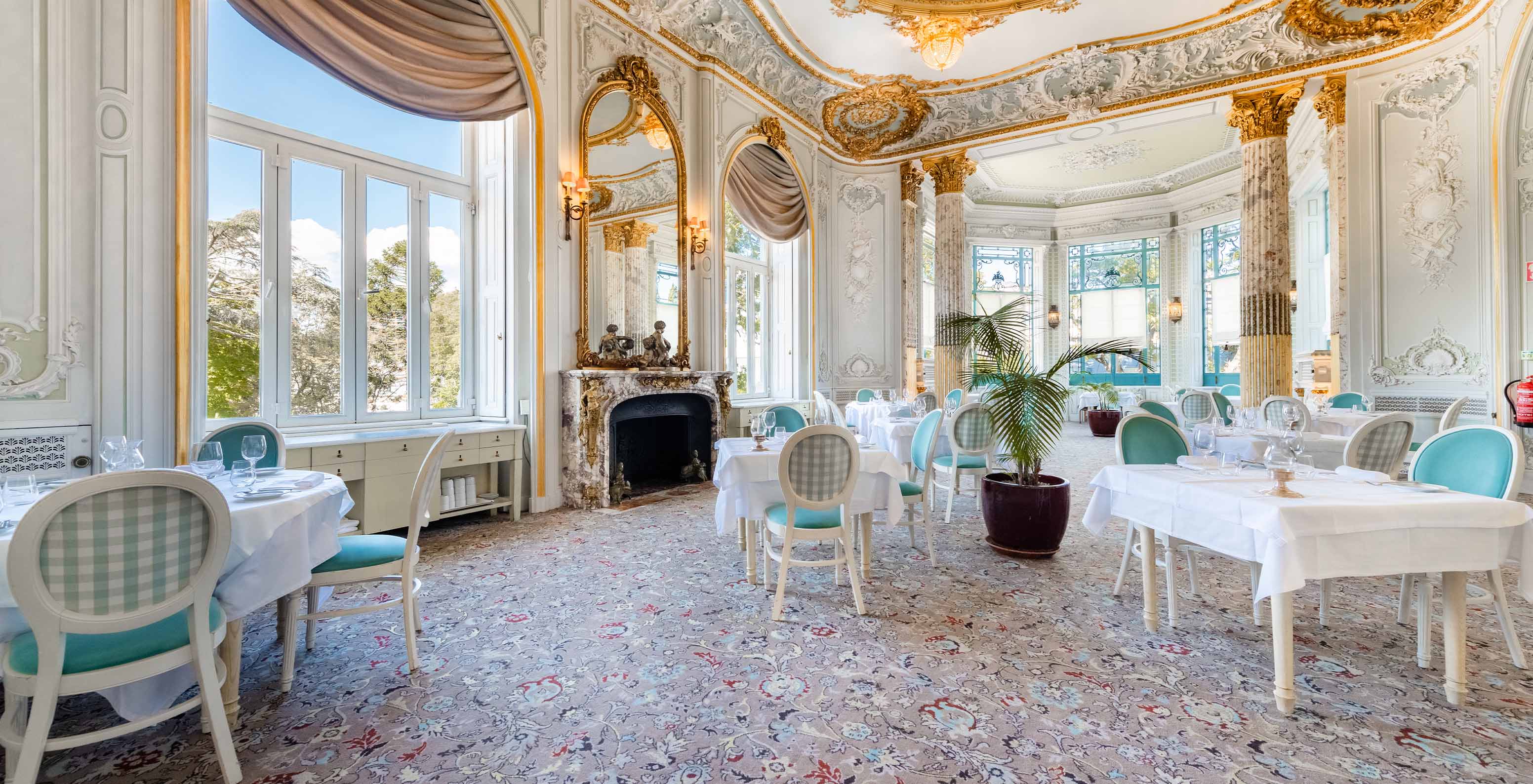 Restaurante con mesas con mantel blanco y cubiertos de plata en el Palace Lisboa Hotel en un Palacio en Lisboa con Spa