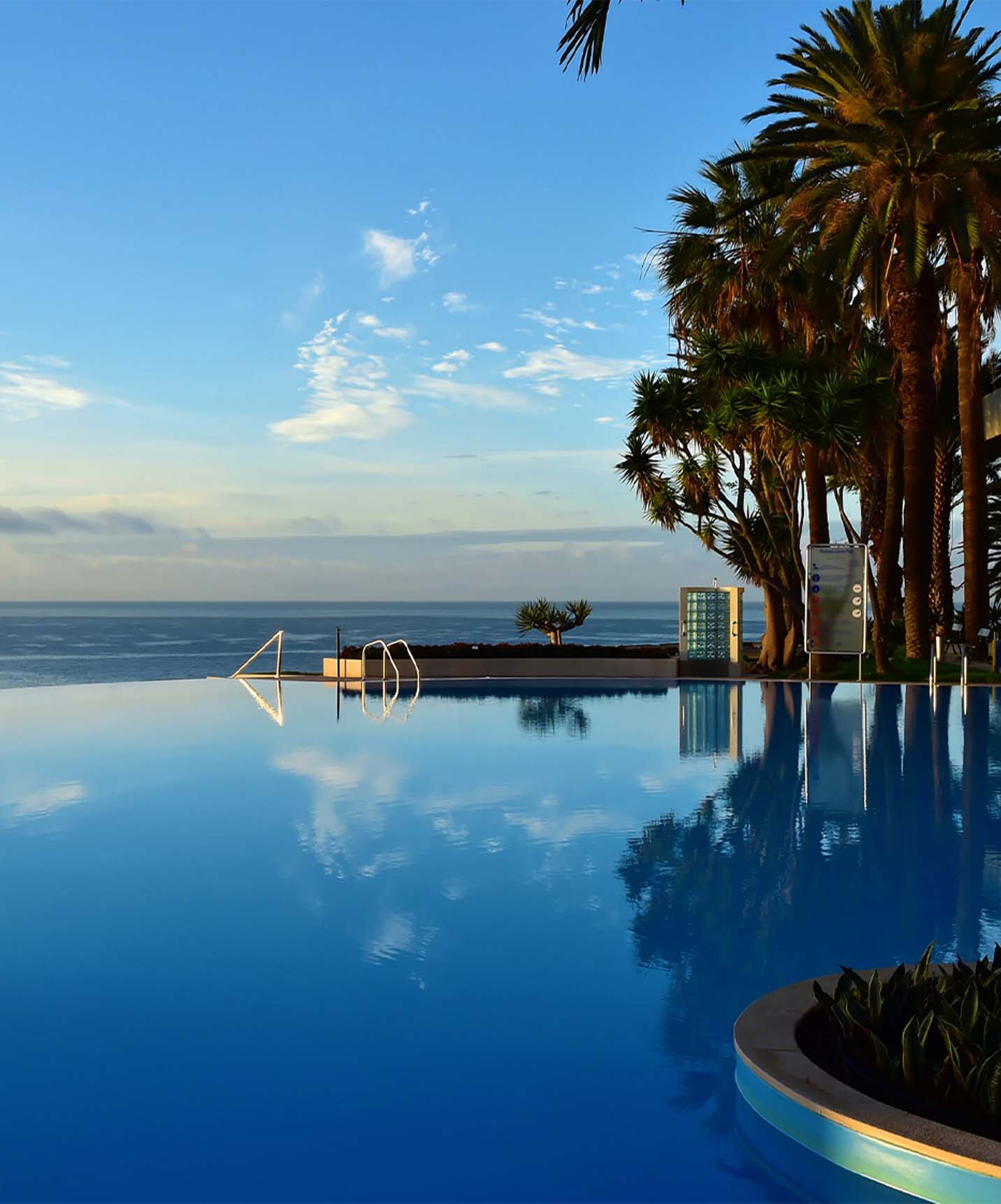 Piscina exterior infinita, con vista al mar, del hotel en Funchal frente al mar, con spa y piscina