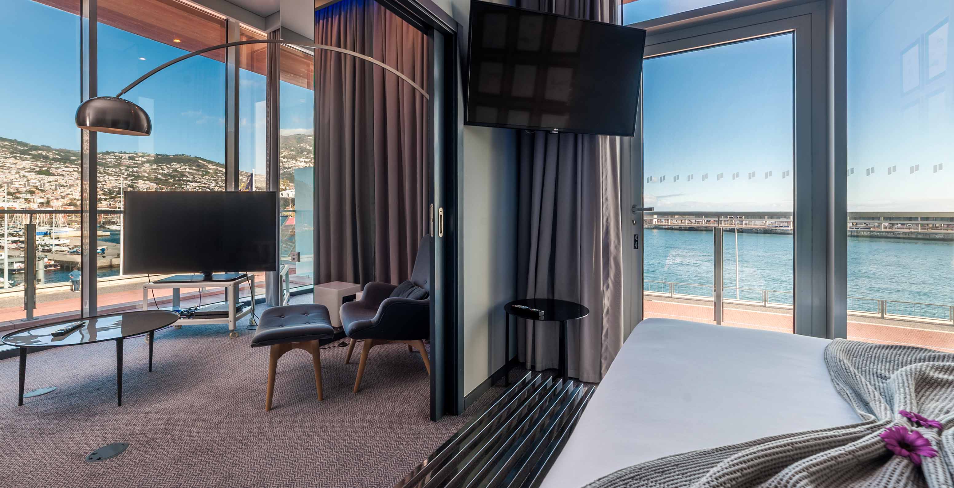 La Suite CR7 del Pestana CR7 Funchal tiene una vista casi panorámica de Funchal, al pie de la televisión