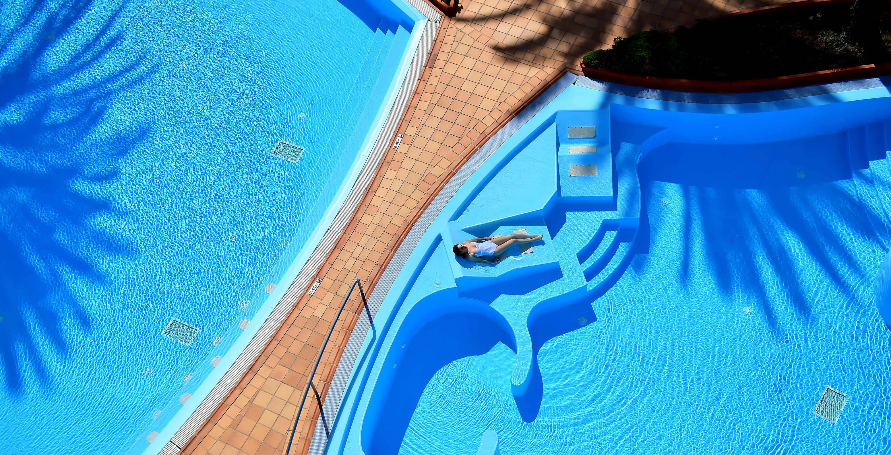 Pestana Grand, hotel con spa y piscina, frente al mar, tiene una piscina exterior, con espacio para relajarse