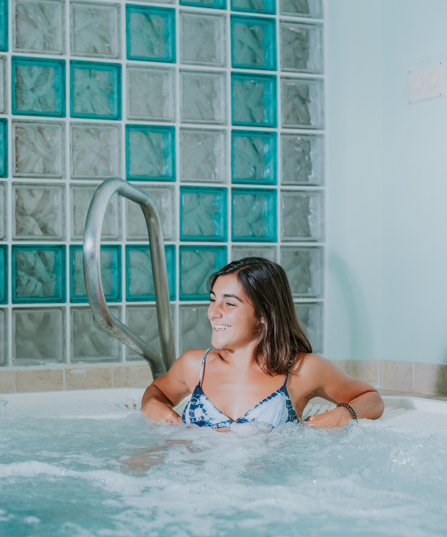 Dos personas conviviendo dentro del jacuzzi del Pestana Miramar, un hotel en Madeira cerca de la playa, con piscina