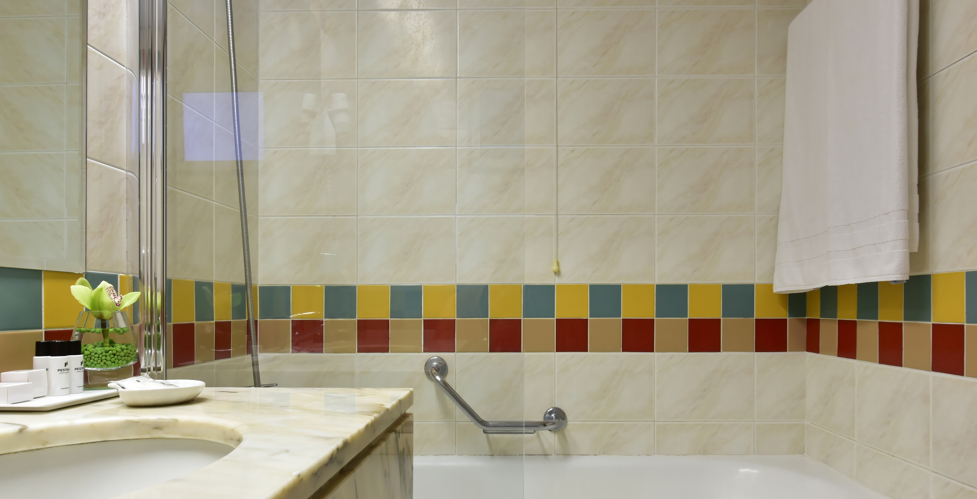 El Estudio Clásico Vista Piscina del Pestana Ocean Bay All Inclusive tiene un baño con azulejos y una bañera