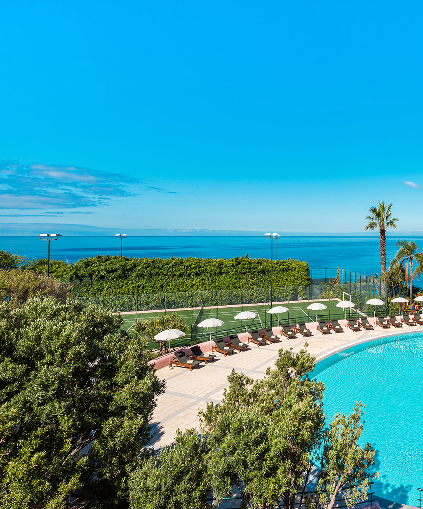 El Pestana Royal All Inclusive, hotel cerca de la playa, tiene una piscina exterior con tumbonas y sombrilla