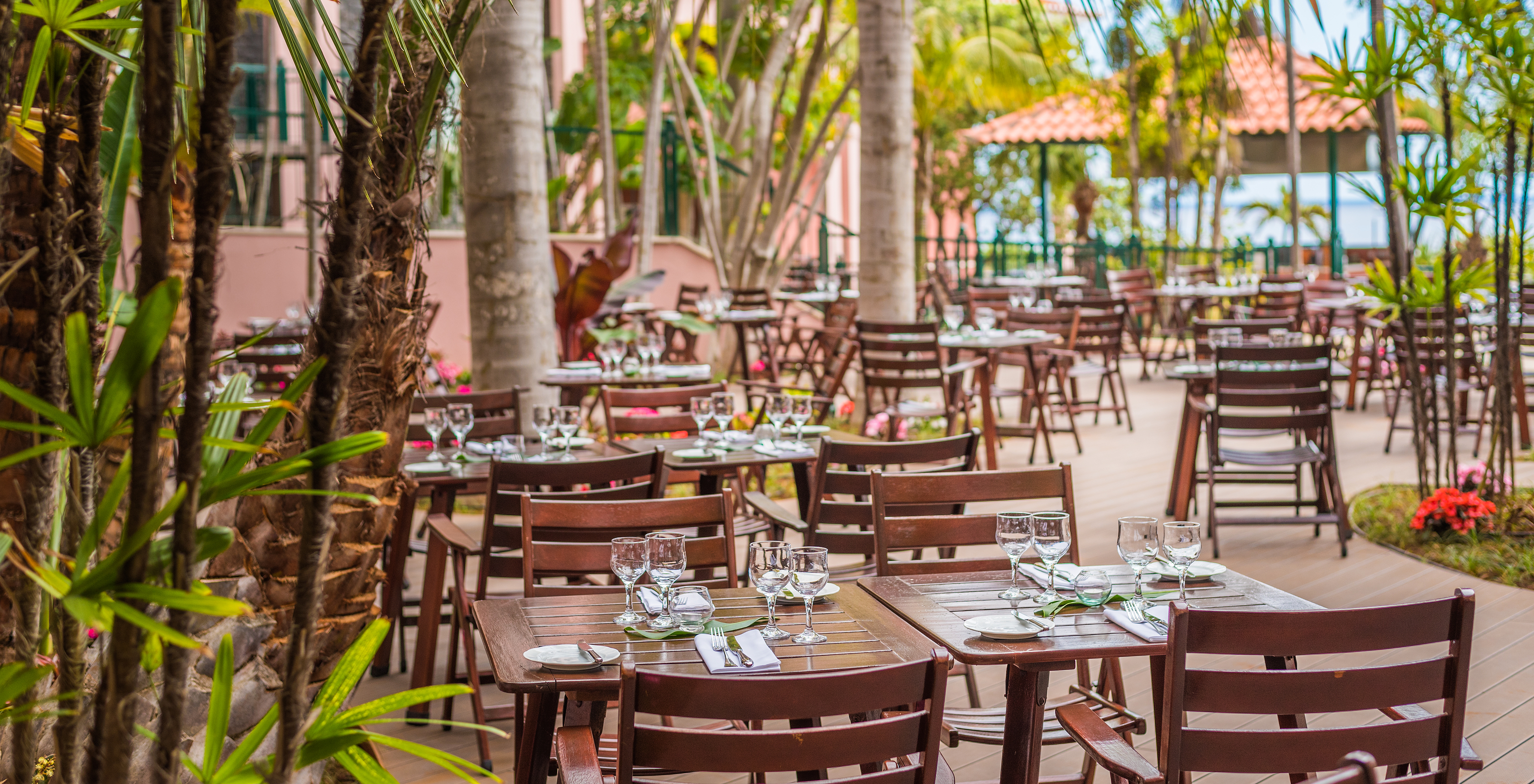 El restaurante Botanic Terrace, del Hotel 5 Estrellas Todo Incluido en Funchal, tiene mesas y sillas al aire libre