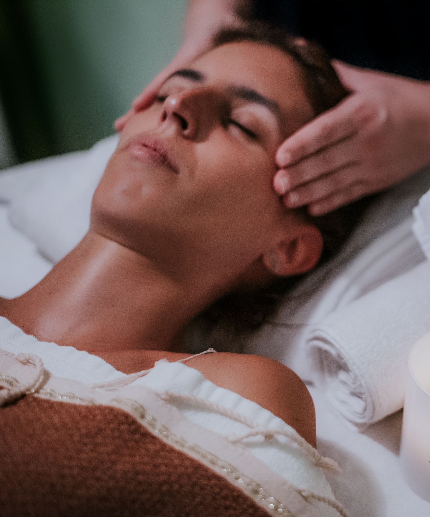 Mujer recibiendo un masaje facial en el spa del Pestana Vila Lido Madeira, un hotel 5 estrellas en Funchal