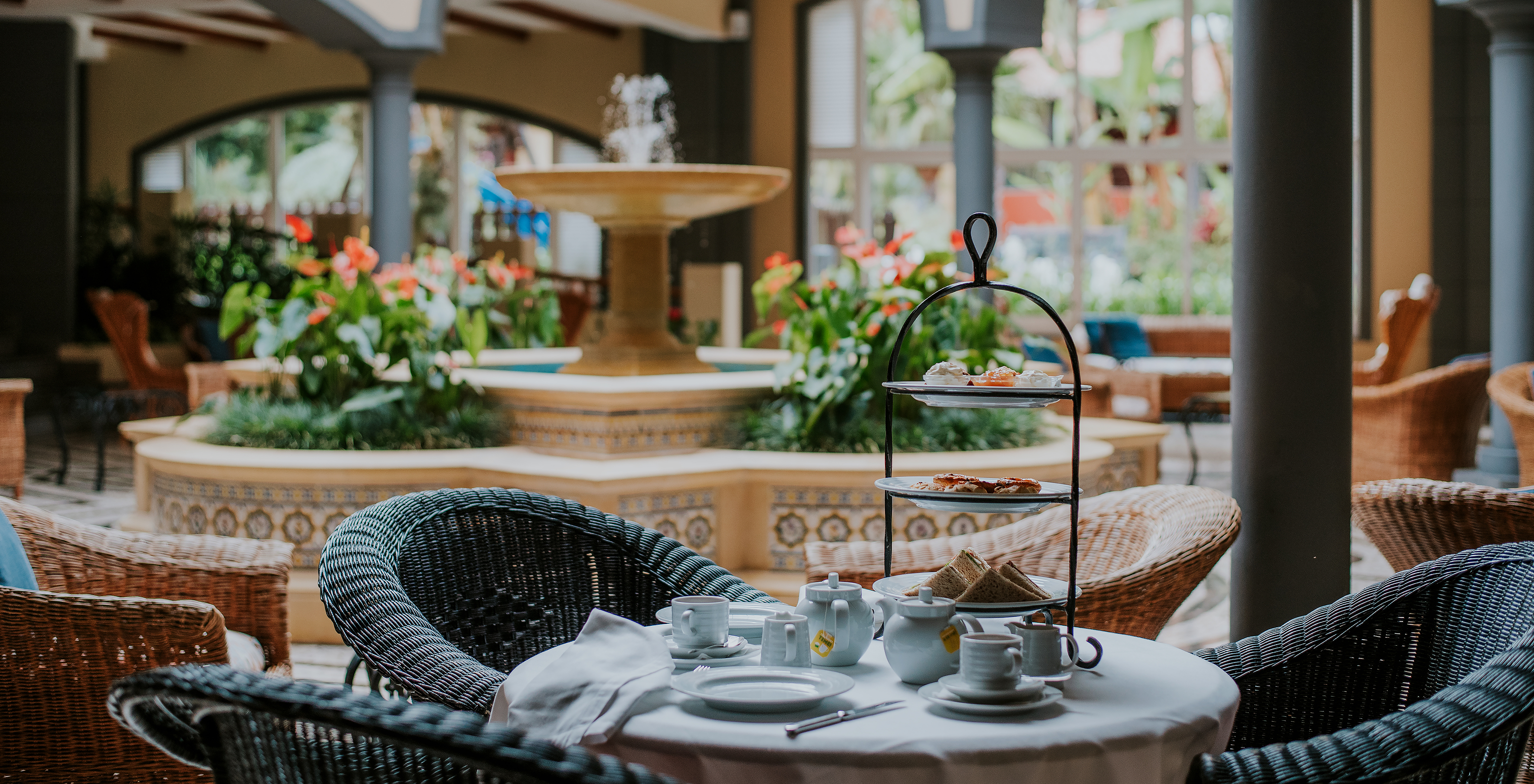 Mesa de desayuno con tazas usadas y comida del Pestana Village, un Hotel con Piscina en Funchal