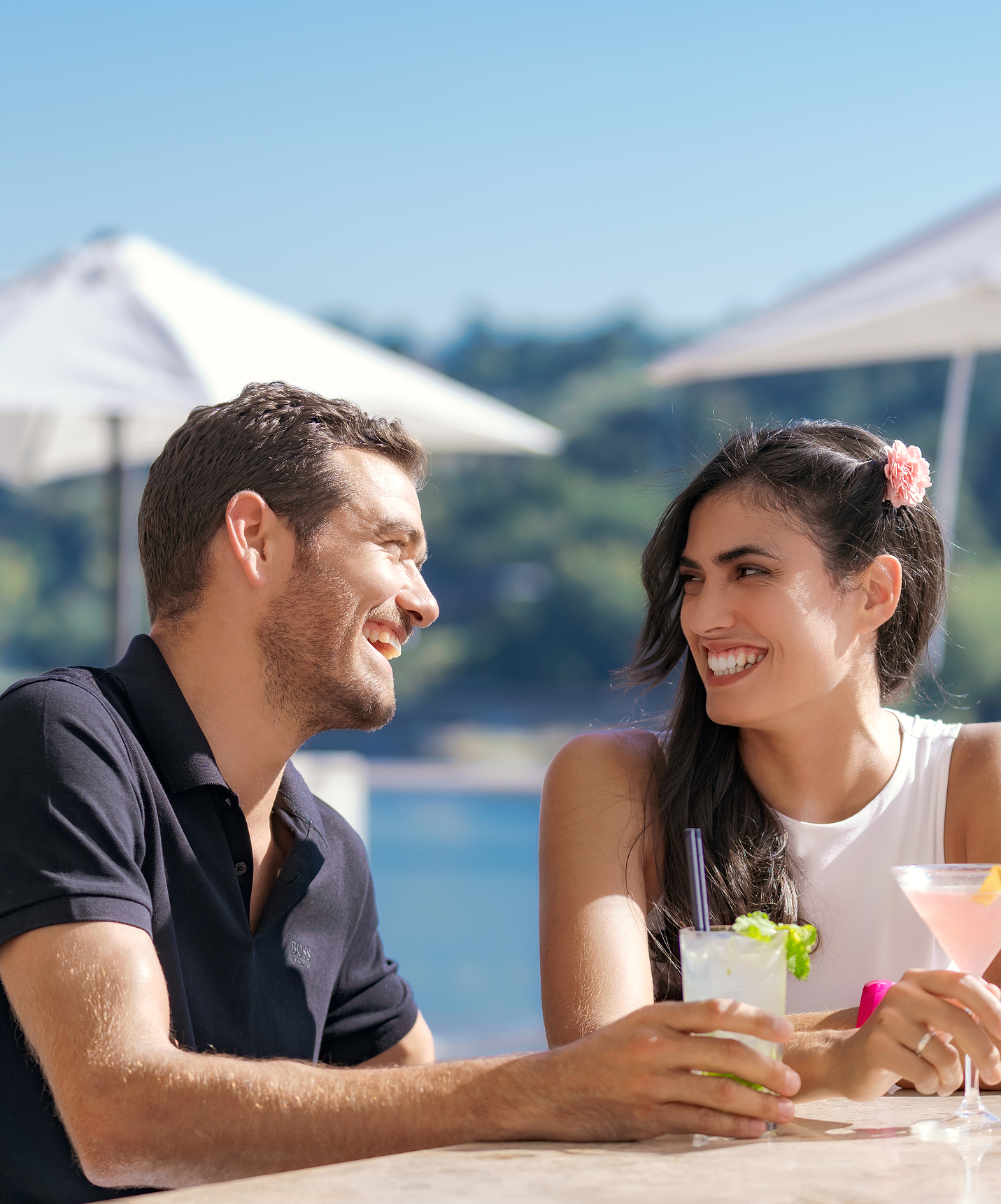 Pestana Douro, hotel con piscina frente al río Douro, cuenta con una azotea donde se puede beber un cóctel en pareja