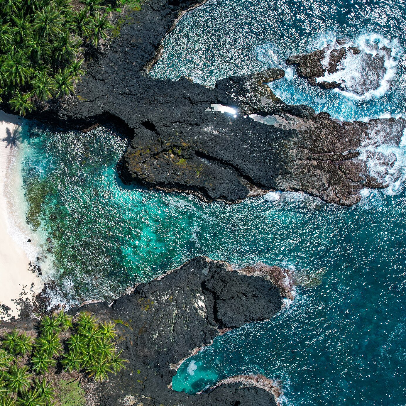Playa en São Tomé y Príncipe Hospédese en un hotel Pestana y explore la belleza natural de las islas de São Tomé y Príncipe con playas de arena blanca.