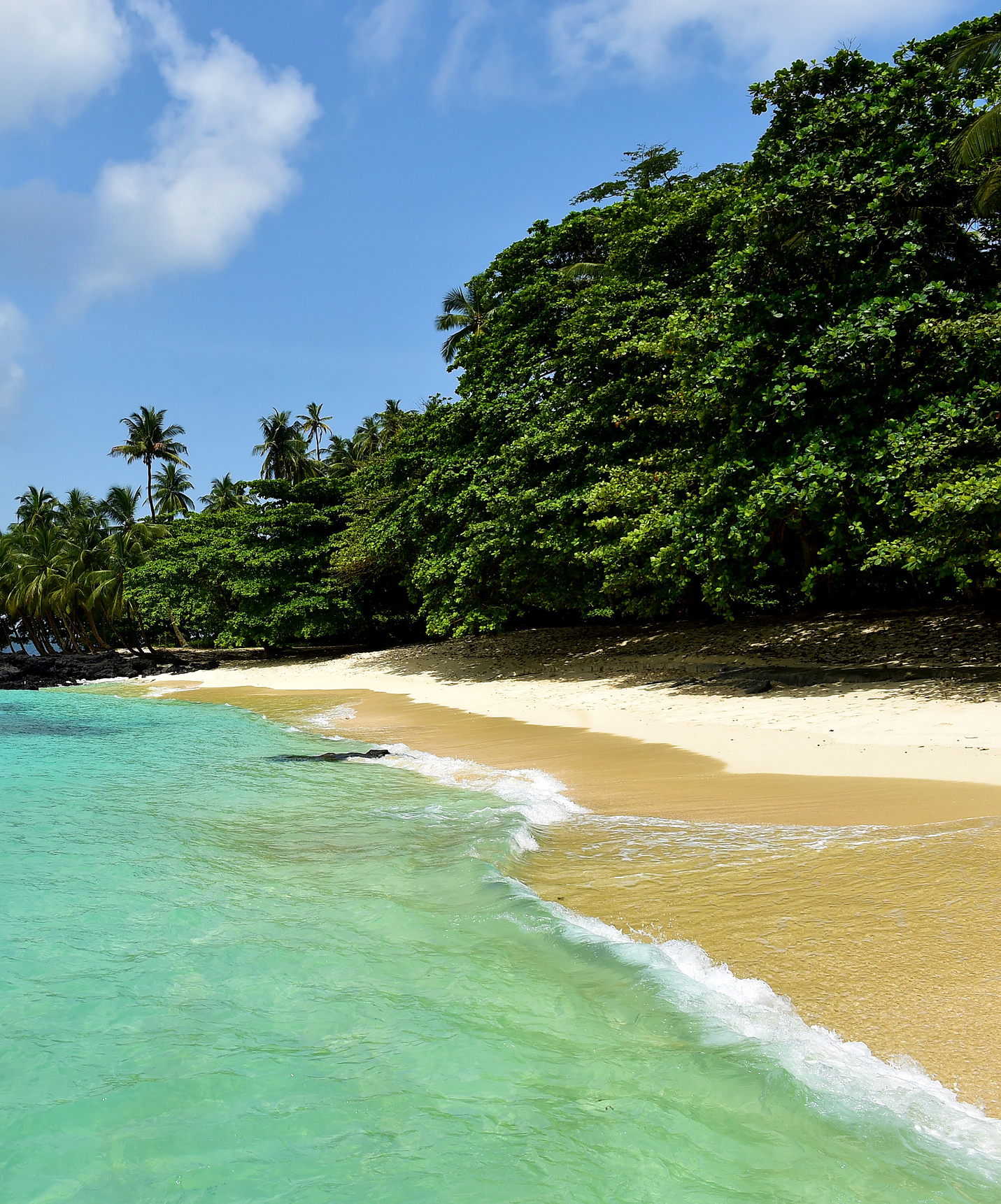 Playa de arena blanca y agua azul del Pestana Equador Ilheu das Rolas, hotel para vacaciones, con piscina y spa