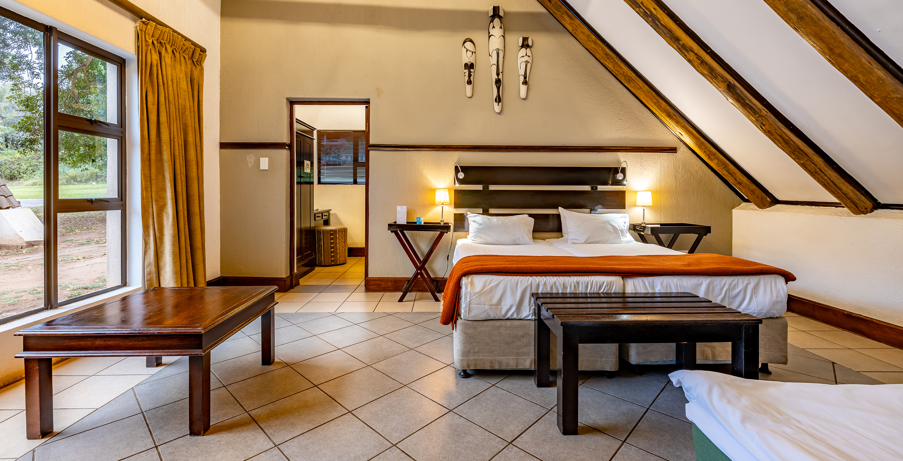 El Quarto Familiar del Pestana Kruger Lodge tiene un cuarto amplio con ventana, dos camas individuales y una cama extra