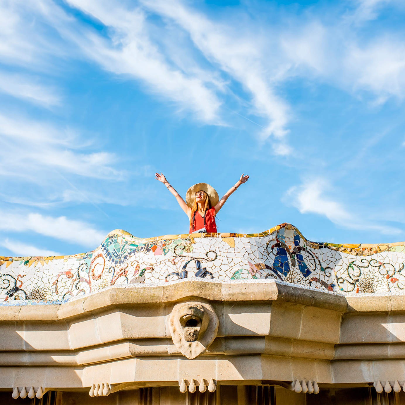 Parque Güell, Barcelona Alójate en un hotel Pestana y contempla la belleza aequitetónica del Parque Güell en Barcelona, con sus coloridas esculturas.