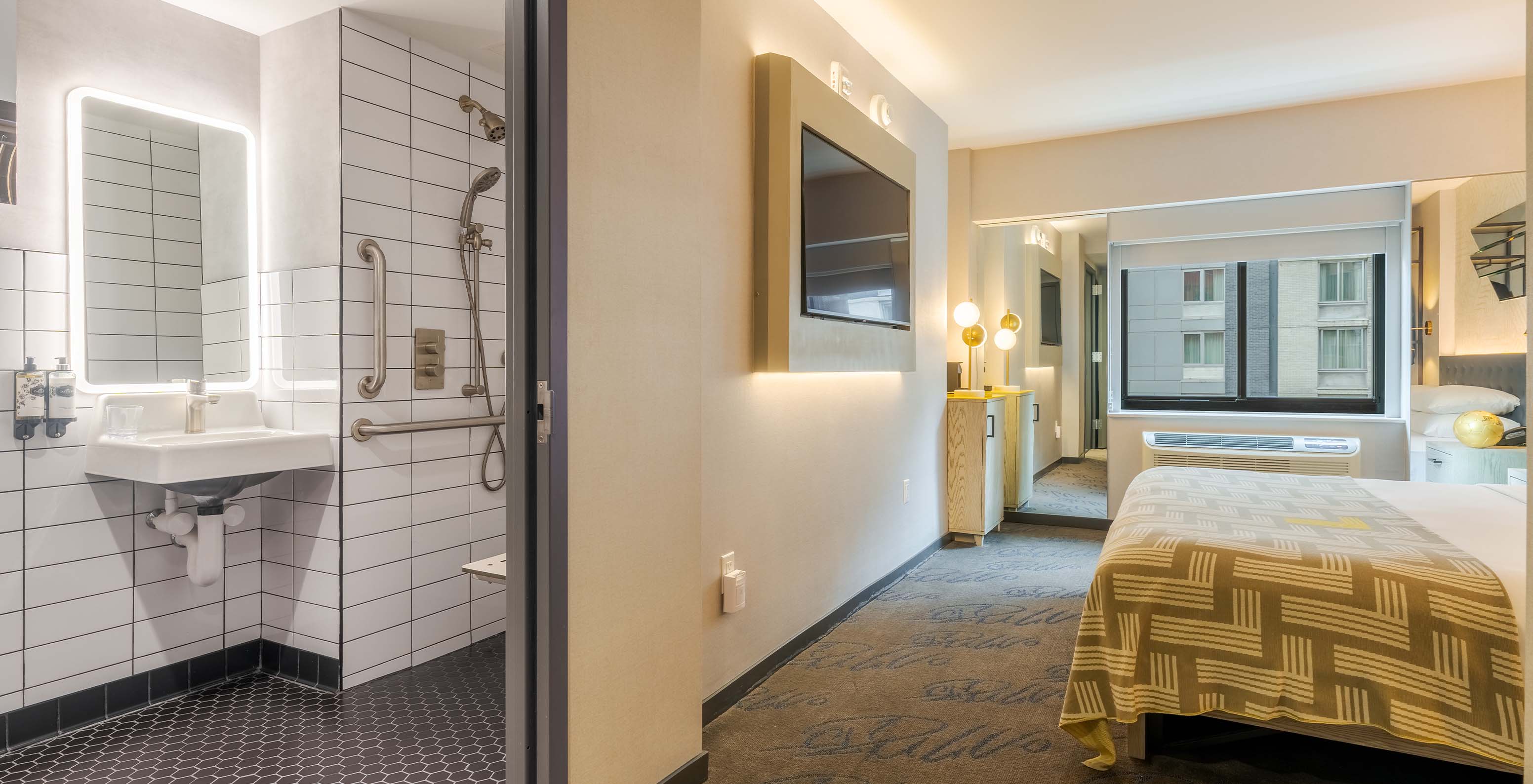 El Comfort ADA del Pestana CR7 Times Square tiene un baño adaptado, una cama doble y una tele