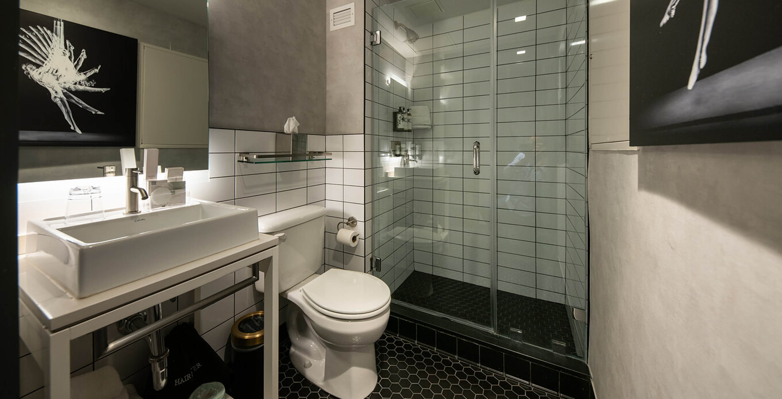 El Superior King High Floor del Pestana CR7 Times Square tiene un baño con lavabo, espejo y ducha