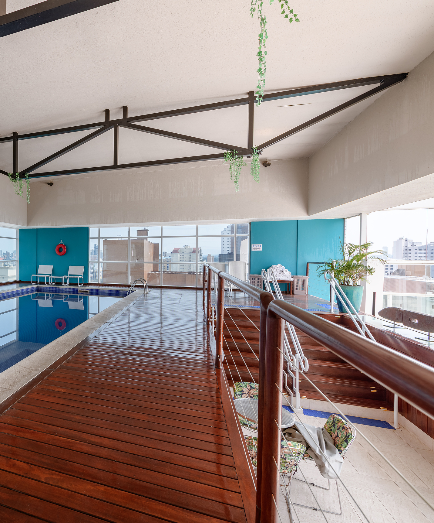 Piscina interior del Pestana Curitiba adaptada para personas con movilidad reducida y con una vista increíble sobre la ciudad