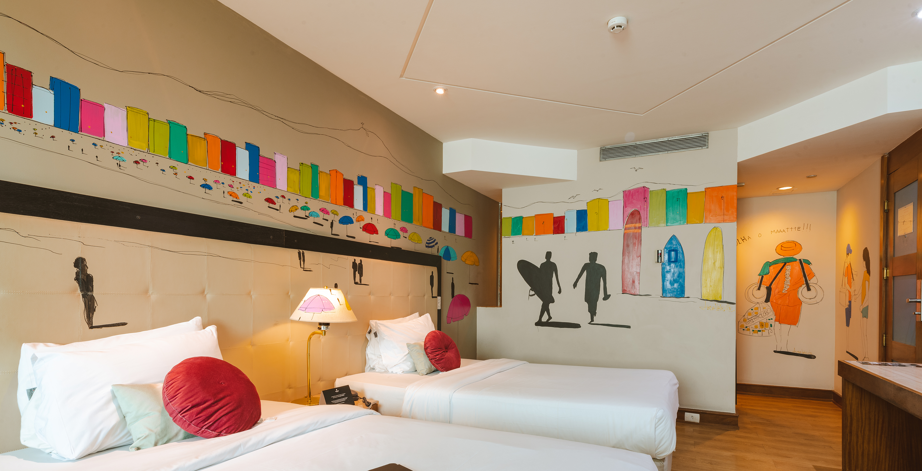 Habitación decorada por la artista Linda Valente con cuadrados coloridos en la pared en hotel 4 estrellas en São Paulo