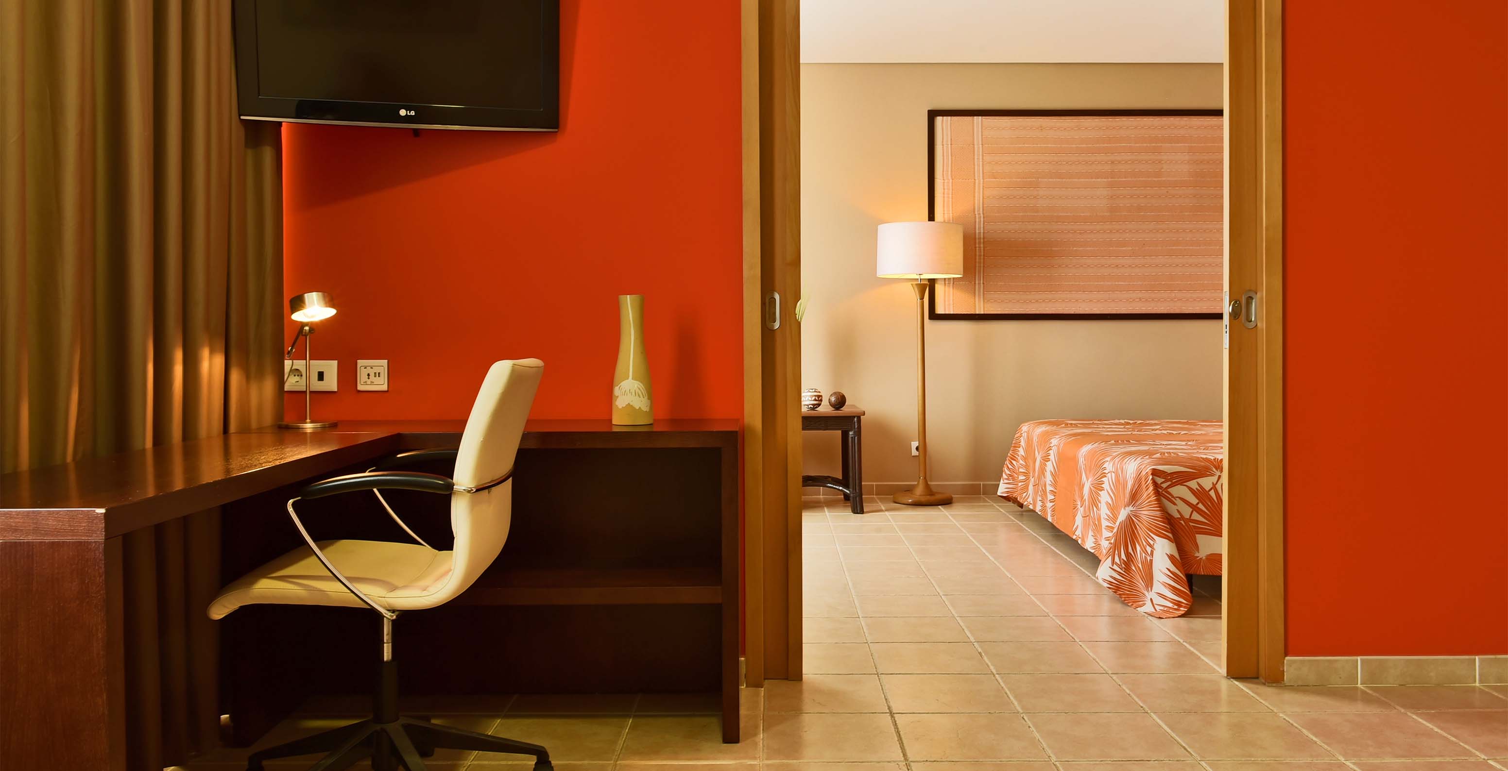 The Premium Suite at Pestana Tropico features a television and a desk with chair