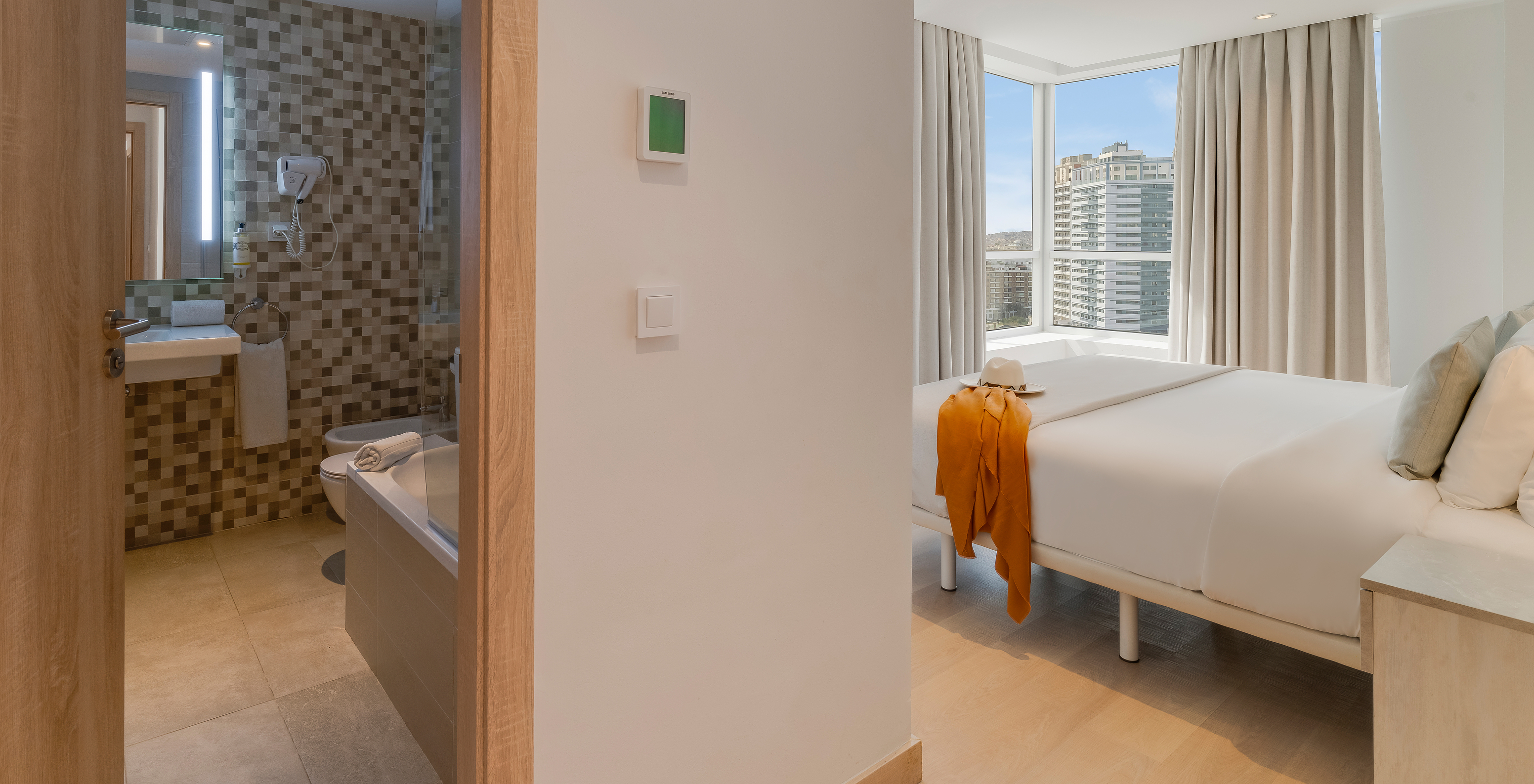 La Suite Familiar del Pestana Tanger City Center cuenta con un baño, cama de matrimonio y una ventana grande