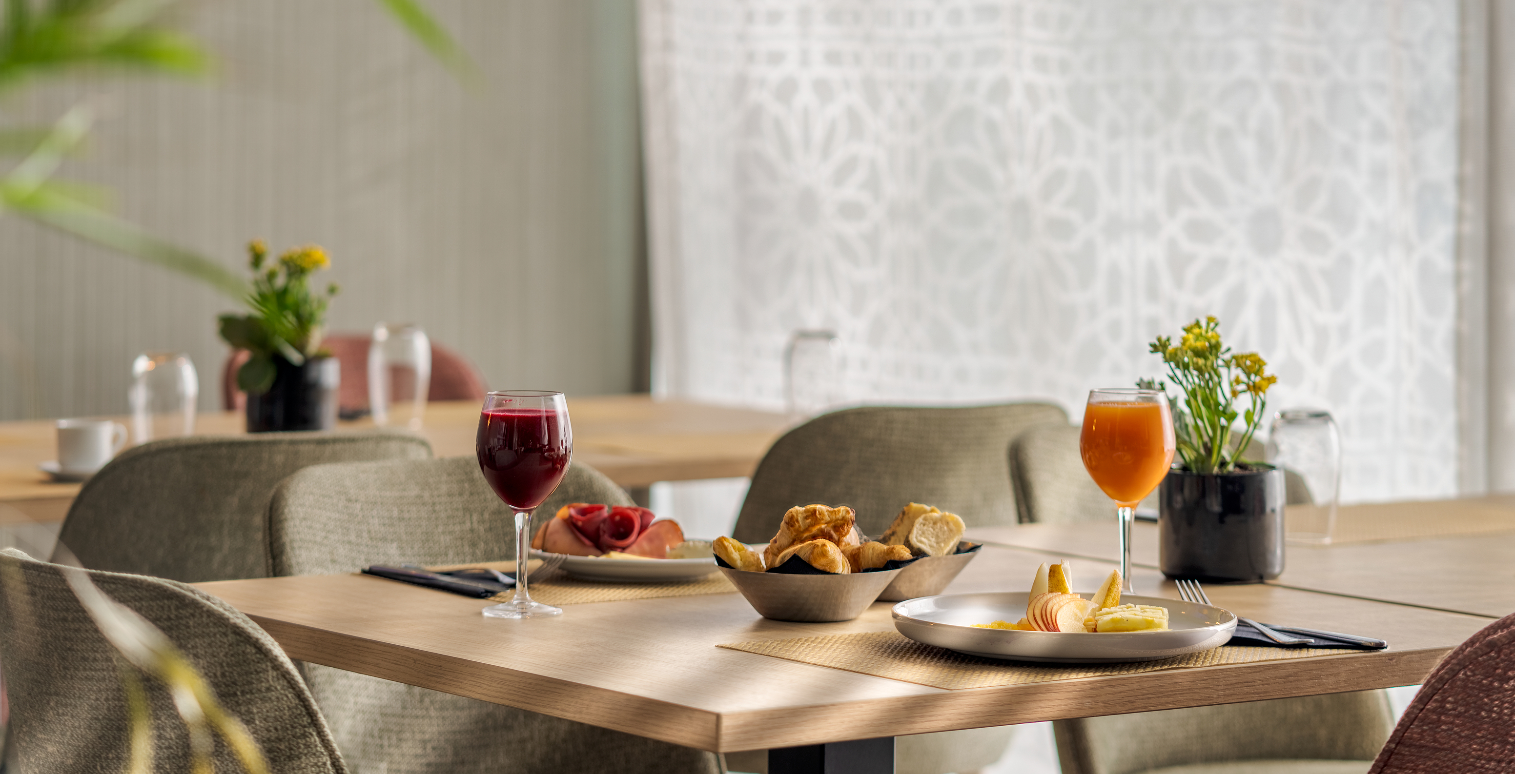 El restaurante Algarbe, del Hotel en Tánger cerca de la playa, sirve croissants, platos elegantemente decorados y zumos