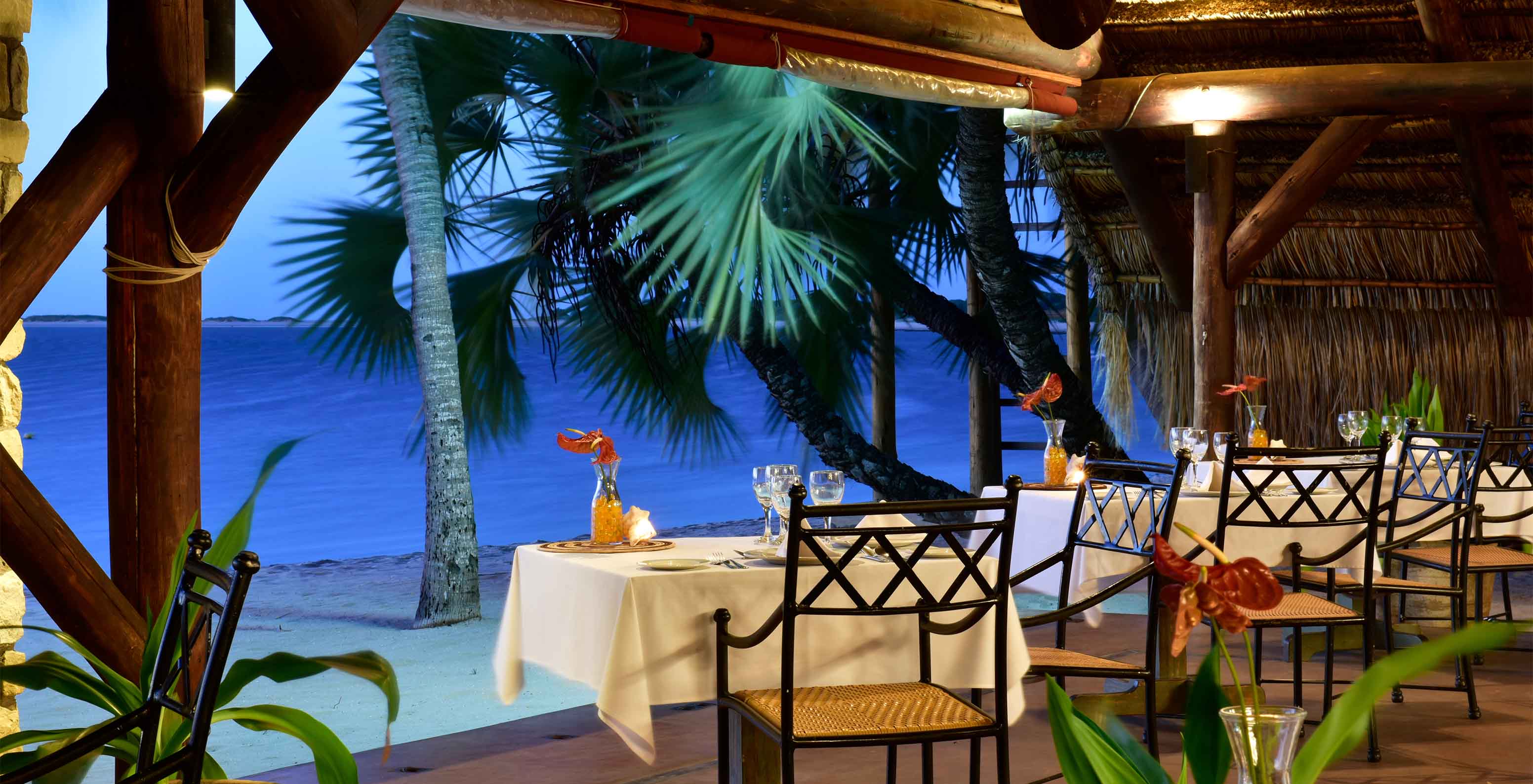 Restaurante en la playa para cenar al atardecer con vista al mar, el escenario perfecto para unas vacaciones