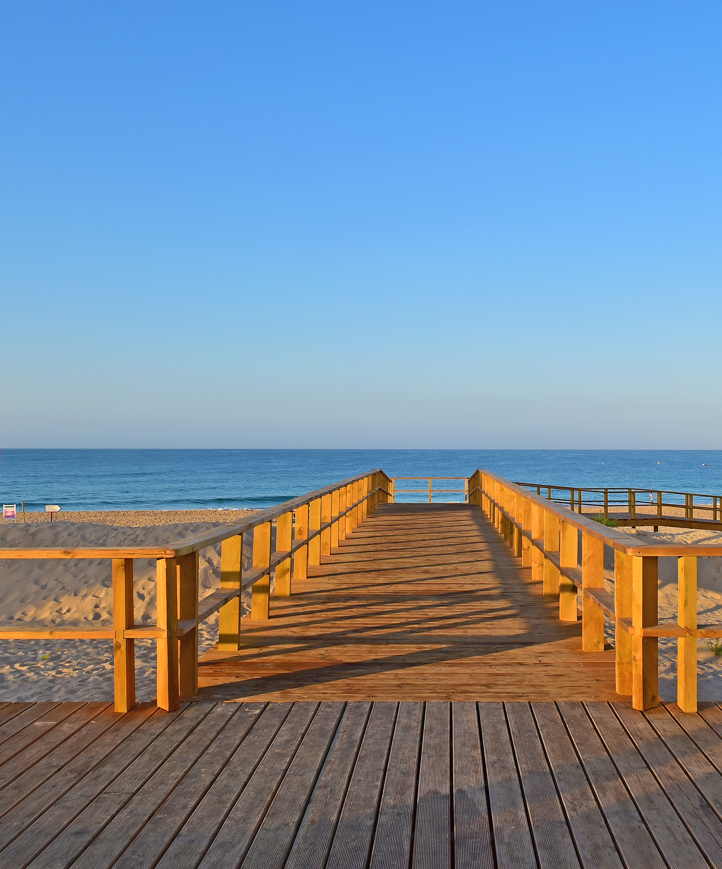 El Pestana Alvor South Beach es un hotel con piscina y acceso a la playa directamente desde el hotel