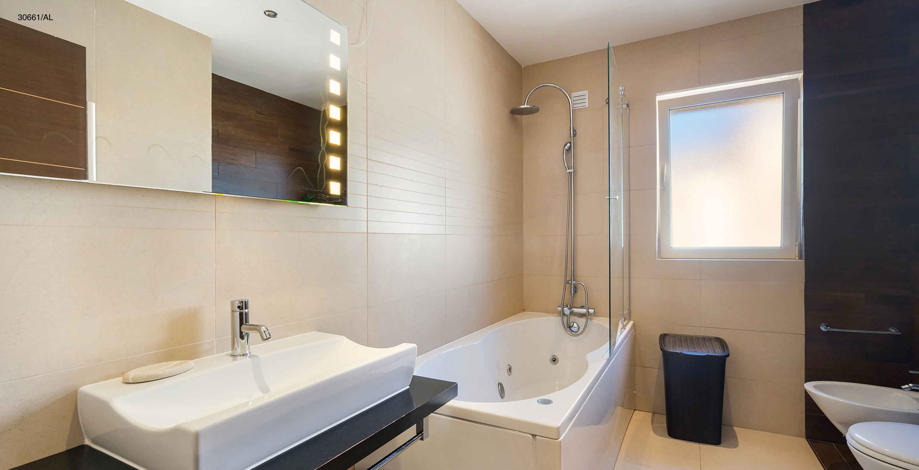 El apartamento Pestana Carvoeiro Golf T1 Superior tiene un baño con bañera y un lavabo con espejo