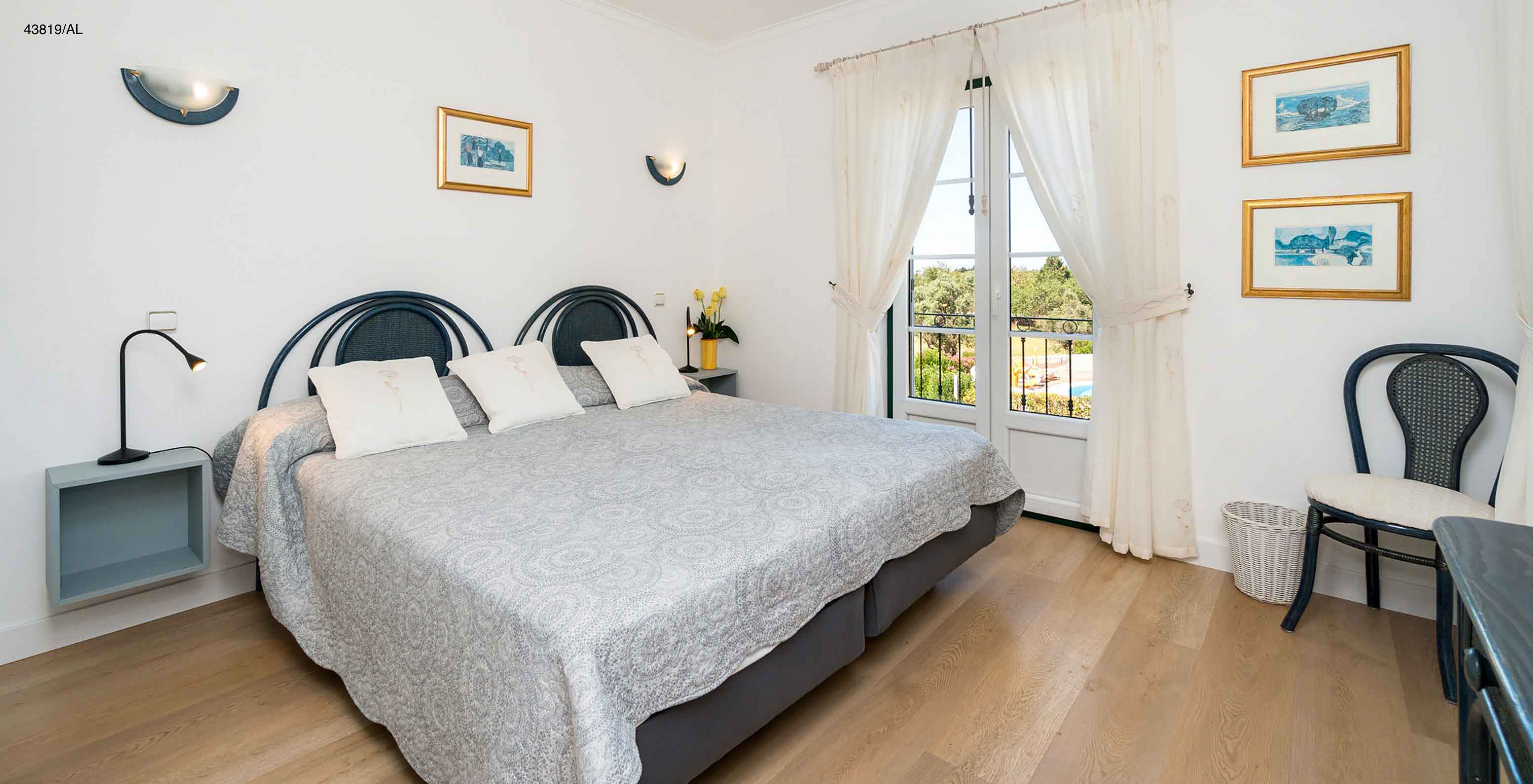 El apartamento Pestana Carvoeiro Golf T1 Superior tiene una cama doble con dos mesitas de noche