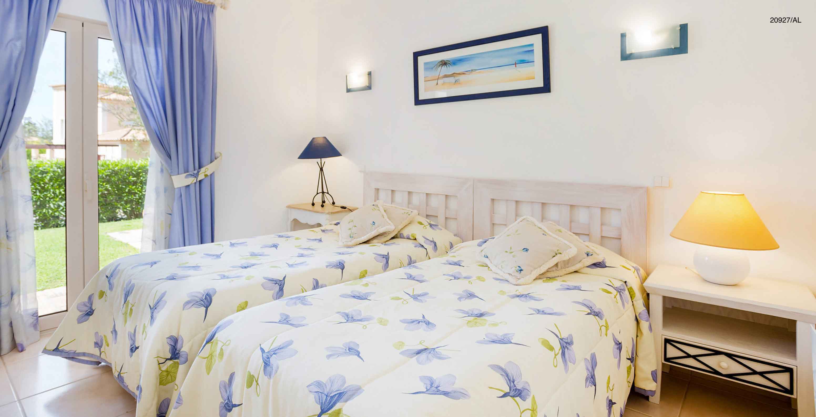 El apartamento Pestana Carvoeiro Golf T2 Superior tiene un dormitorio con dos camas individuales y una mesita de noche