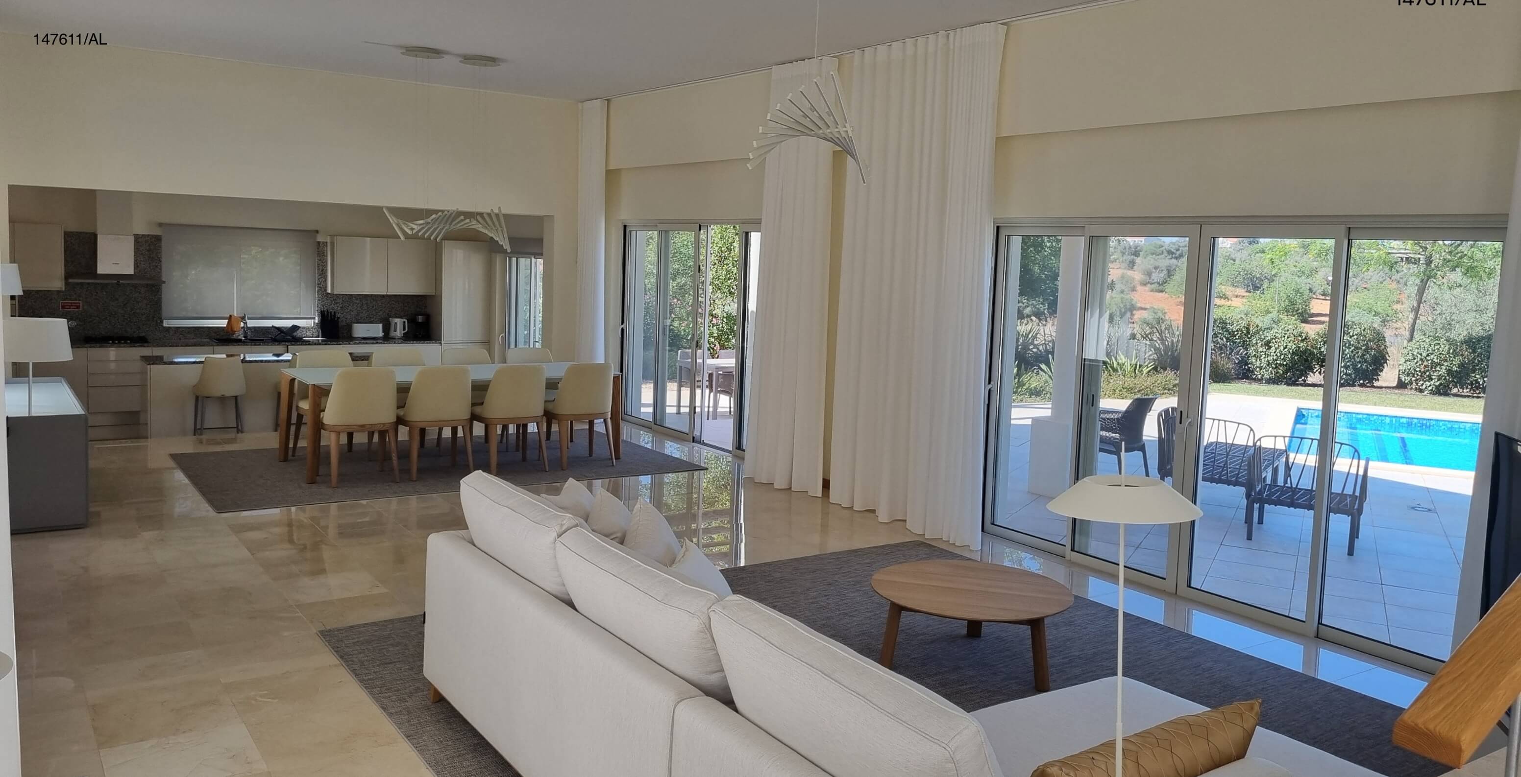 La villa Pestana Carvoeiro Golf V5 Superior tiene una sala de estar con sofá, TV y vista exterior