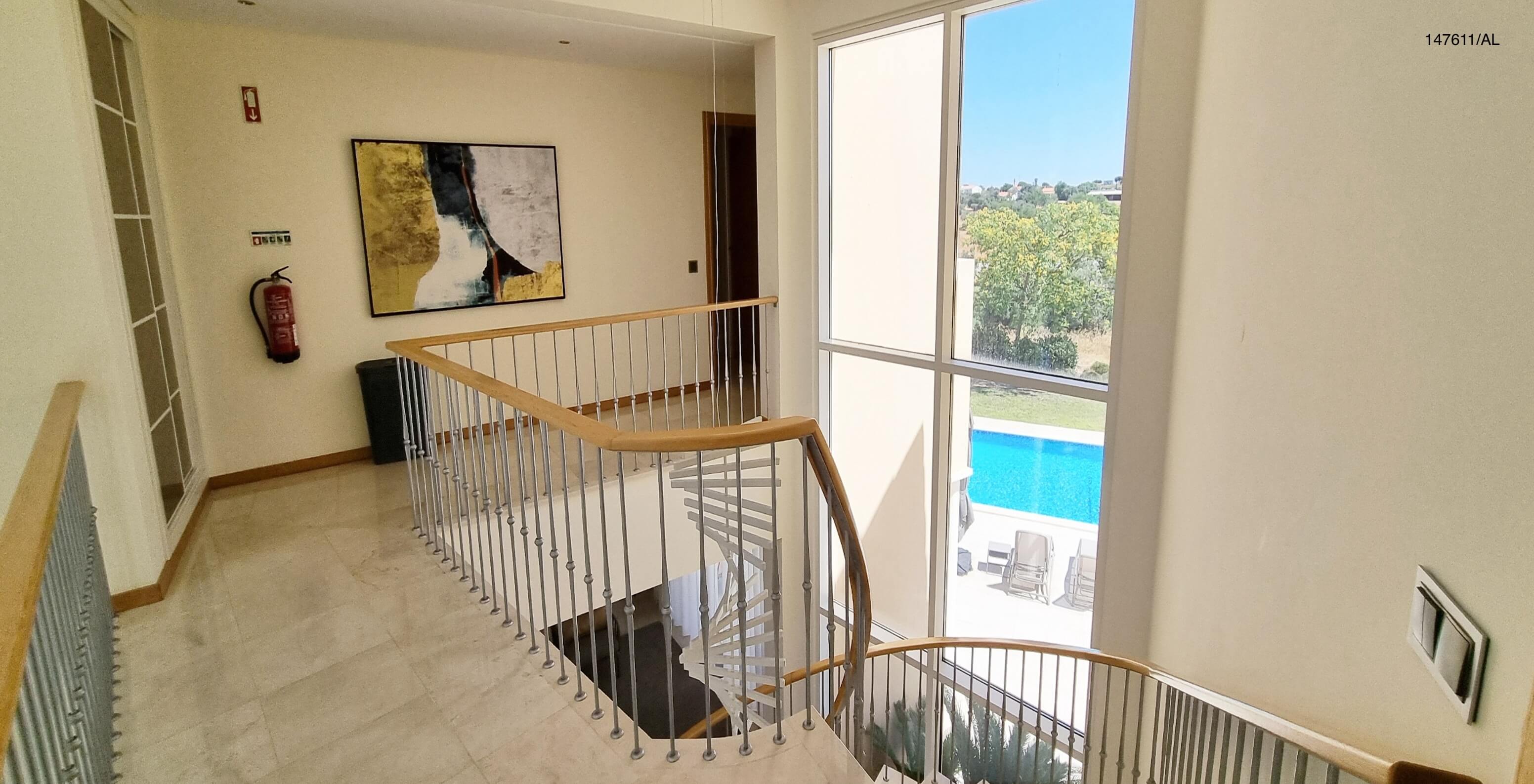 La villa Pestana Carvoeiro Golf V5 Superior tiene un hall con escaleras y vista a la piscina