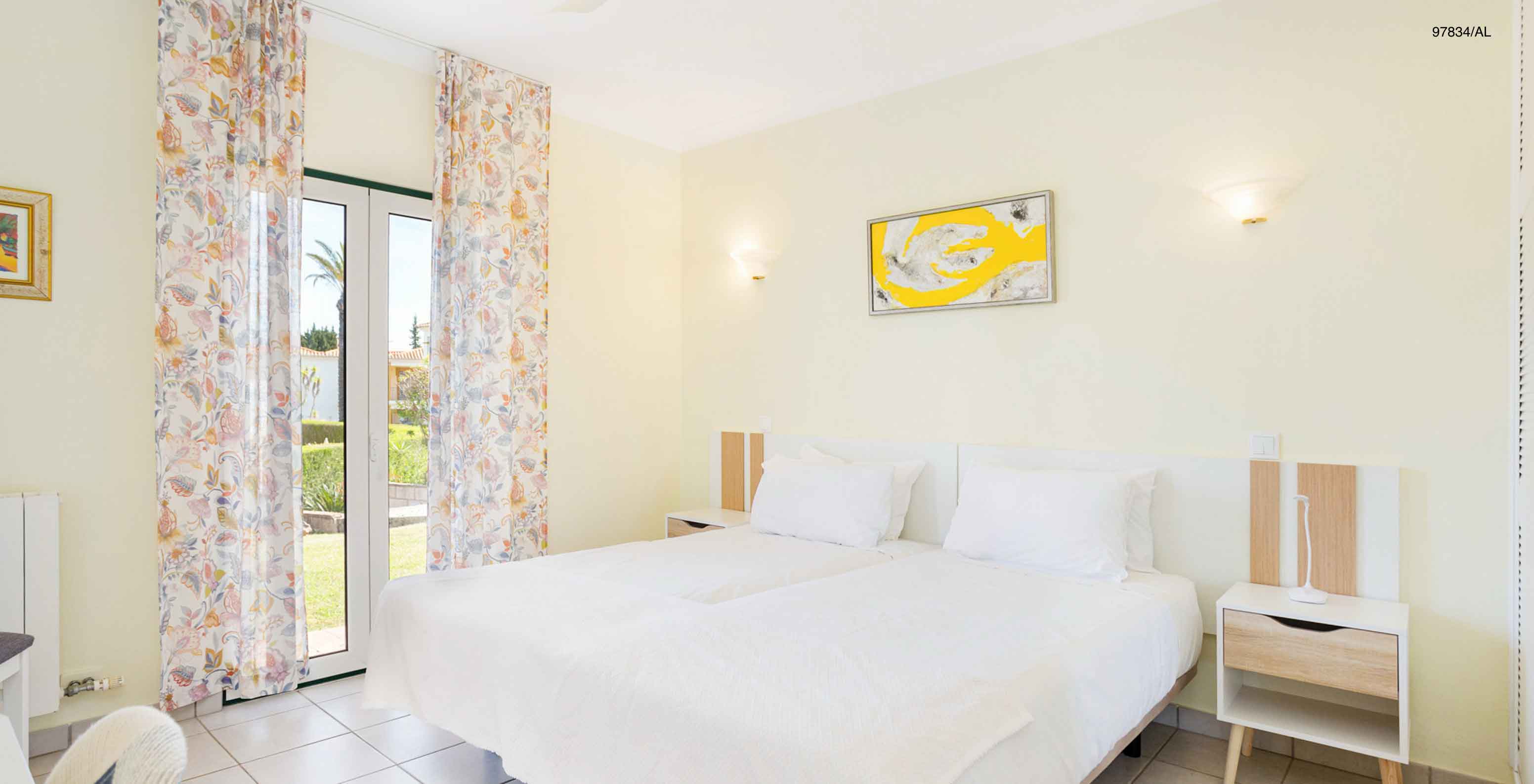 El apartamento Pestana Carvoeiro Golf T2 Superior tiene un dormitorio con dos camas individuales y una mesita de noche