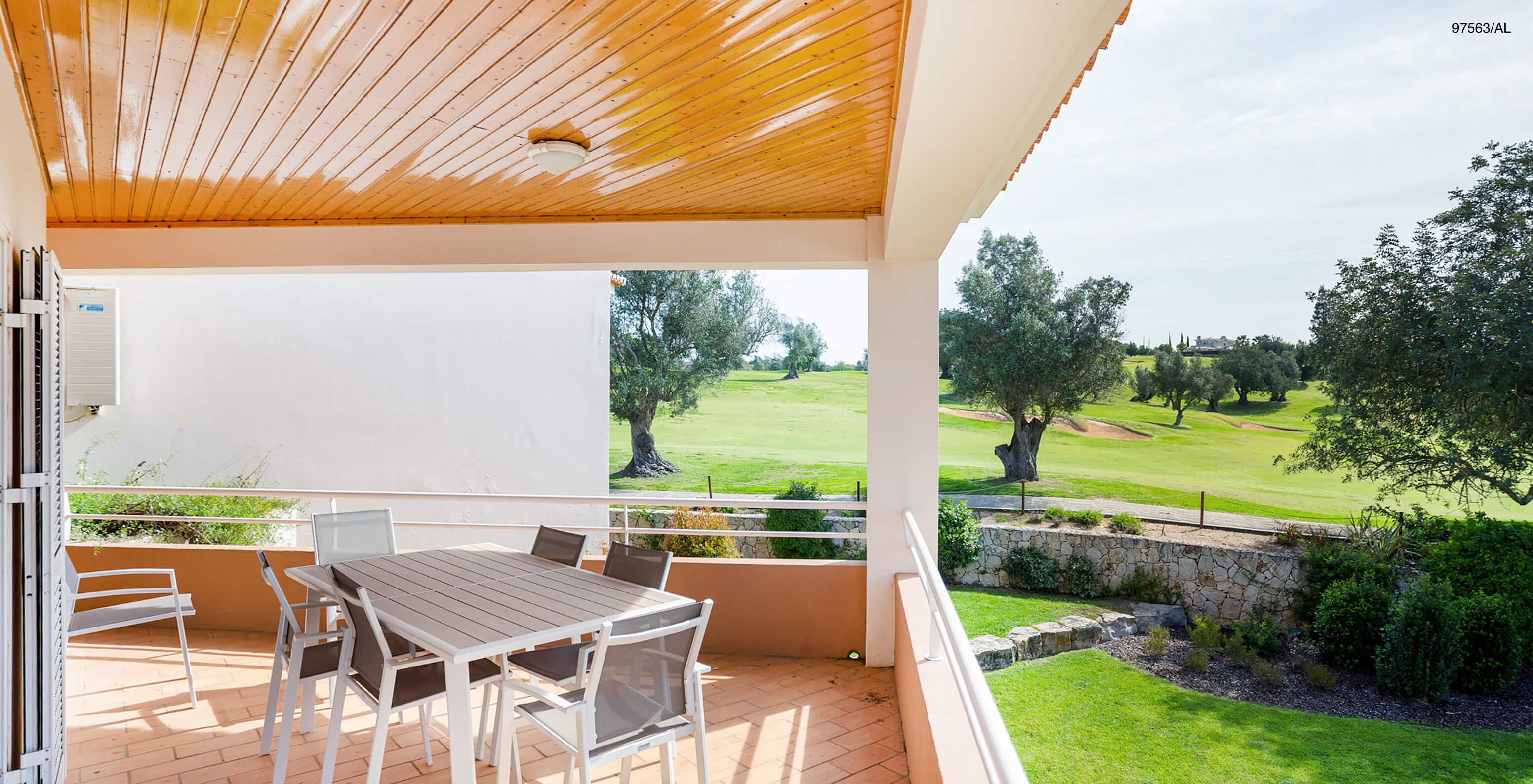 El apartamento Pestana Carvoeiro Golf T3 Superior tiene un balcón con mesas y sillas, con vistas al jardín