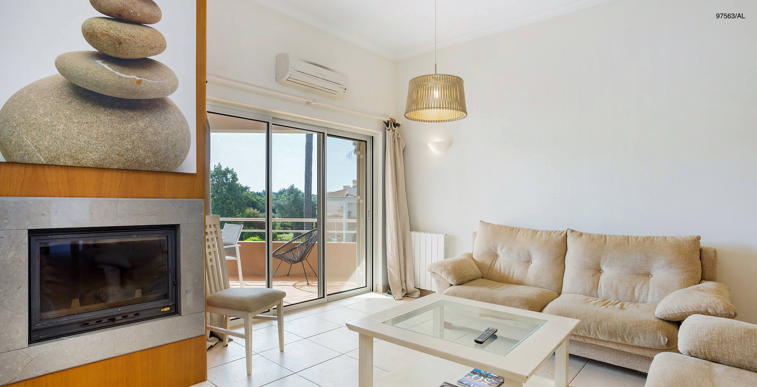 El apartamento Pestana Carvoeiro Golf T3 Superior tiene una sala de estar con chimenea, sofás y mesa de café