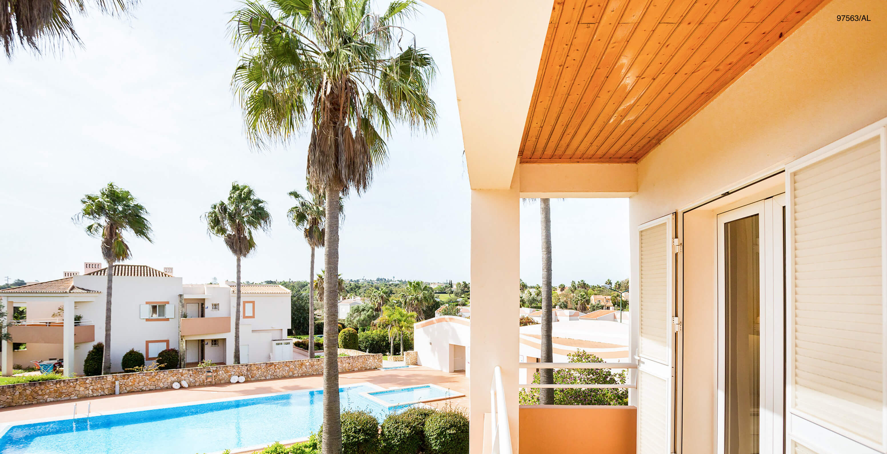 El apartamento Pestana Carvoeiro Golf T3 Superior tiene un balcón con vistas al jardín y a la piscina