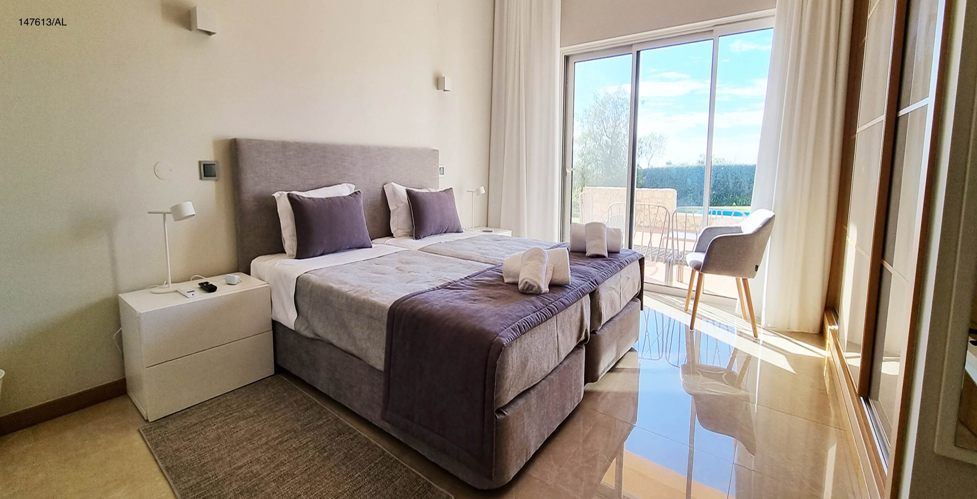 La villa Pestana Carvoeiro Golf V5 Superior tiene un dormitorio con dos camas individuales y una mesita de noche