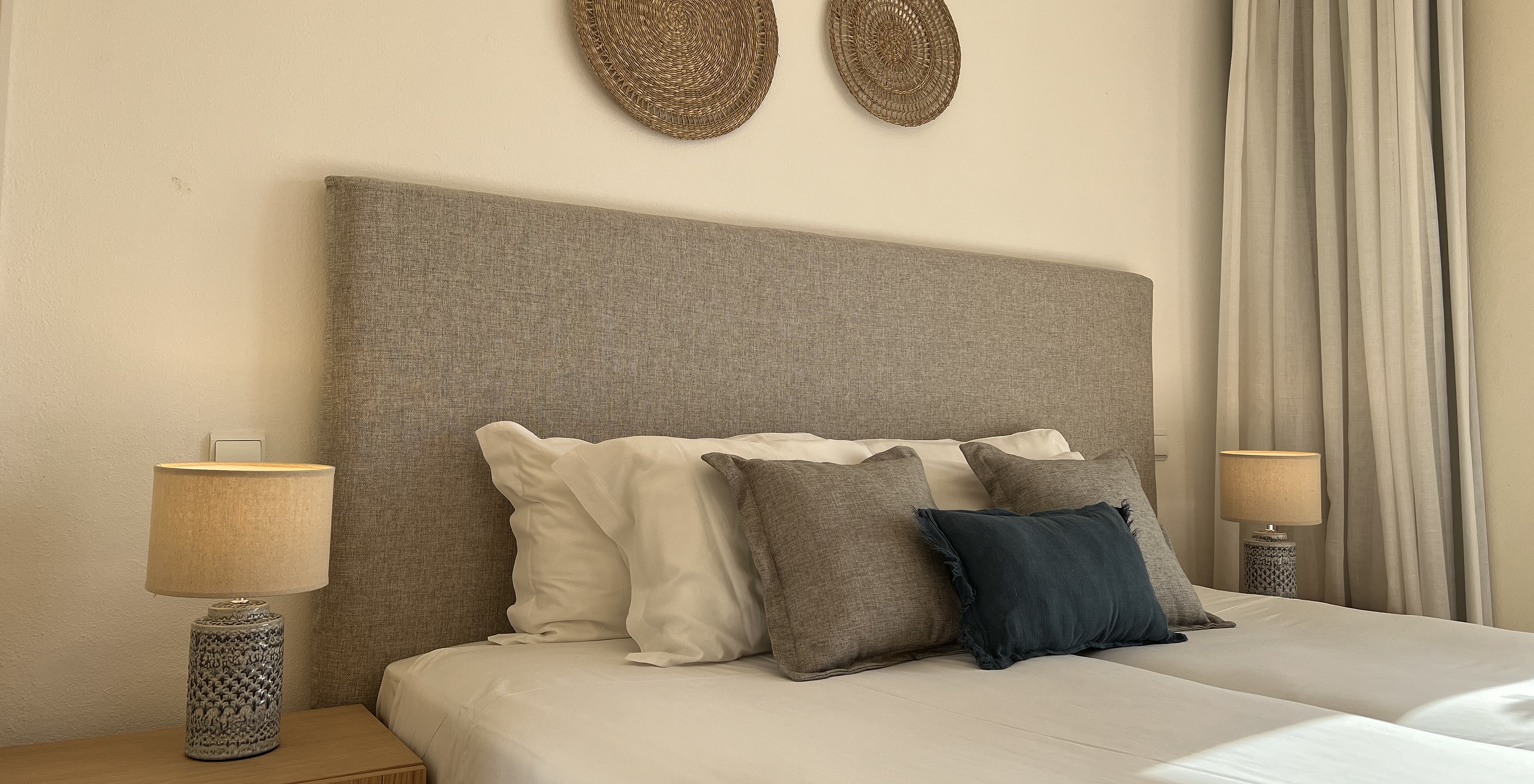 El Apartamento T1 Standard del Pestana Palm Gardens tiene una cama de casal con almohadas decorativas y cuadros decorativos