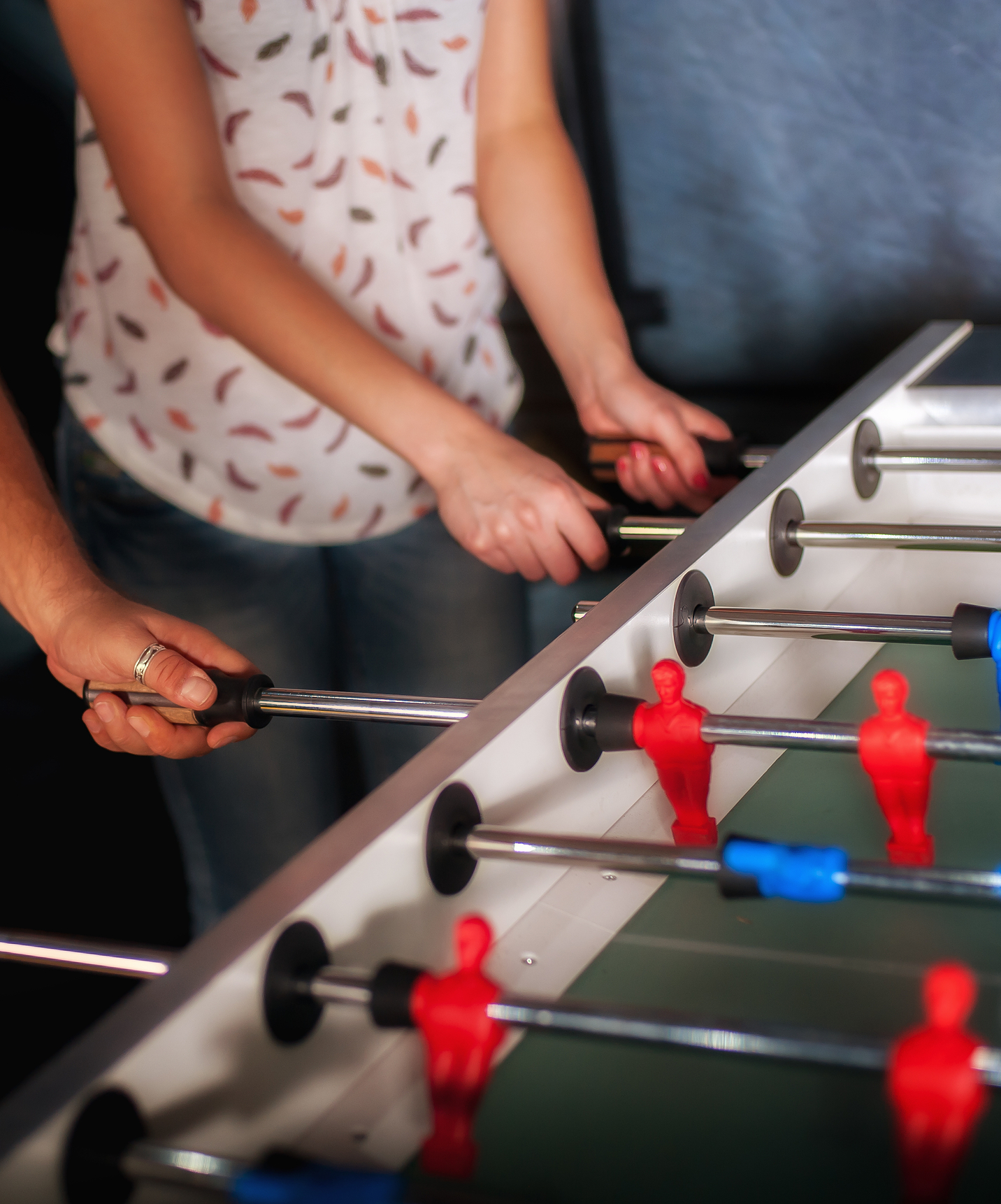 Dos personas jugando al futbolín en Pestana Vila Sol - Vilamoura, hotel con golf y spa