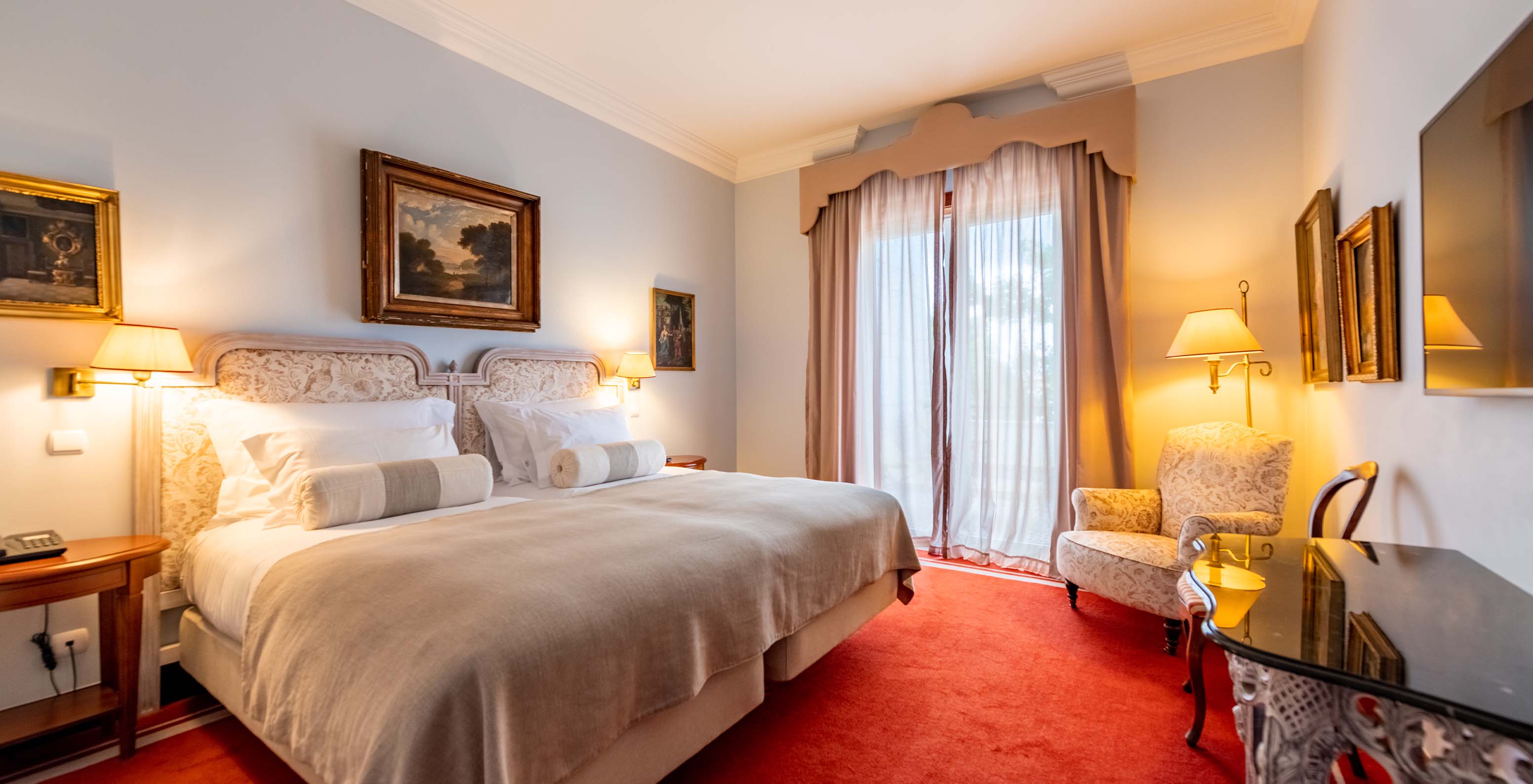 La Suite del Pestana Palace Lisboa tiene dos camas individuales, dos mesas de noche y una ventana con cortinas