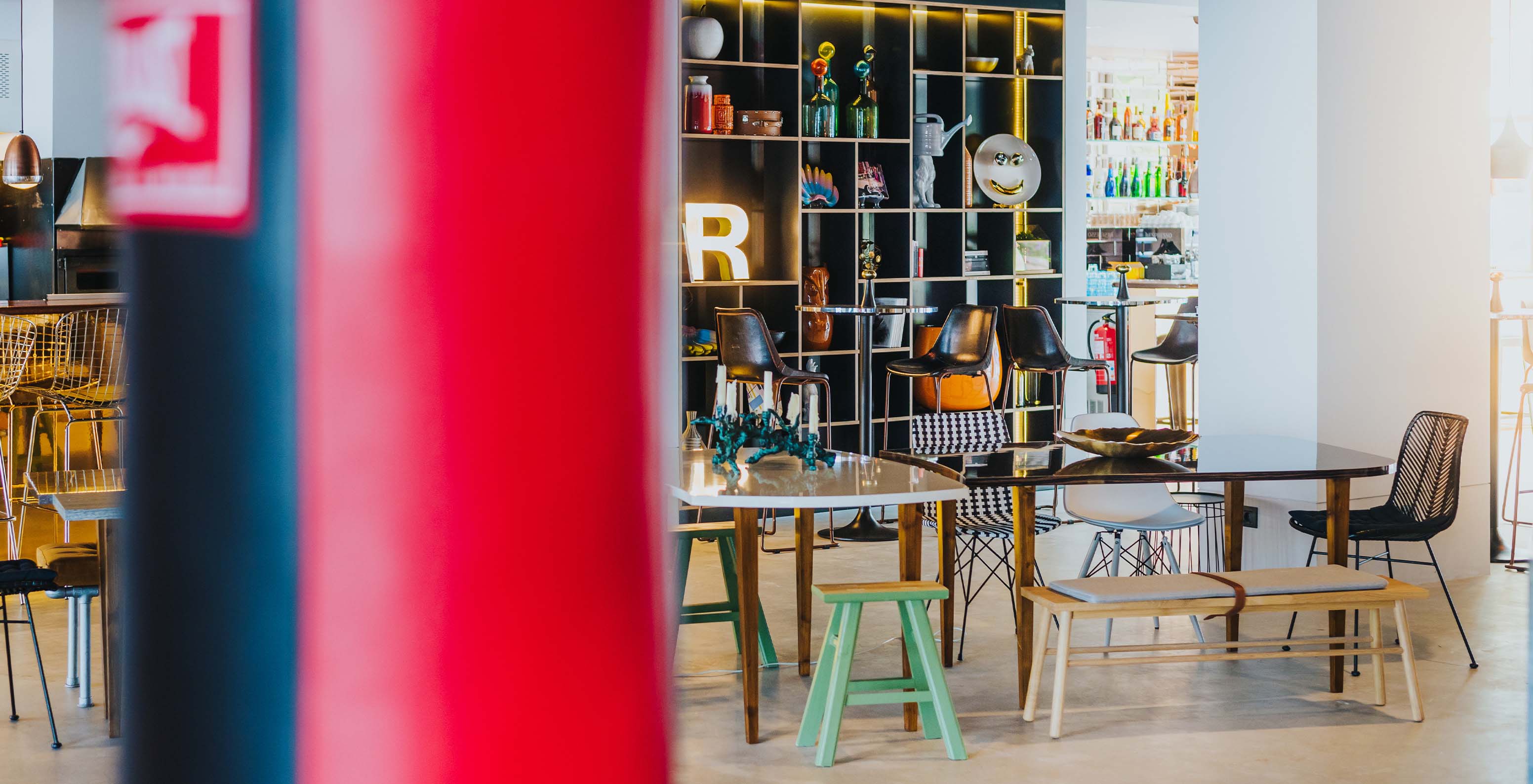 Zona de bar, en el hotel de 4 estrellas en el centro de Funchal, con decoración moderna, varias mesas y sillas