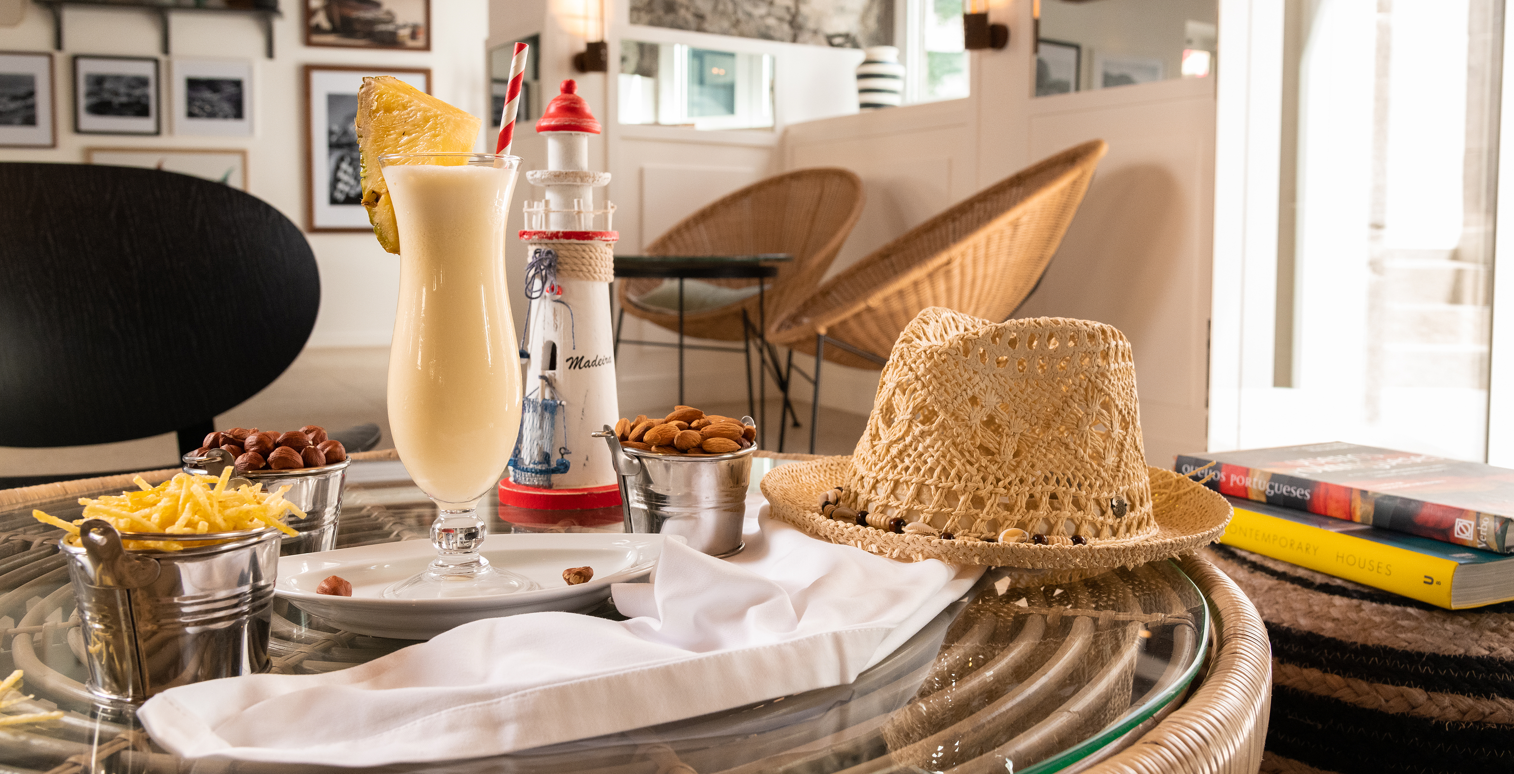 Mesa del restaurante del Hotel Boutique en el Centro Histórico de Câmara de Lobos, con papas fritas, frutos secos y un batido