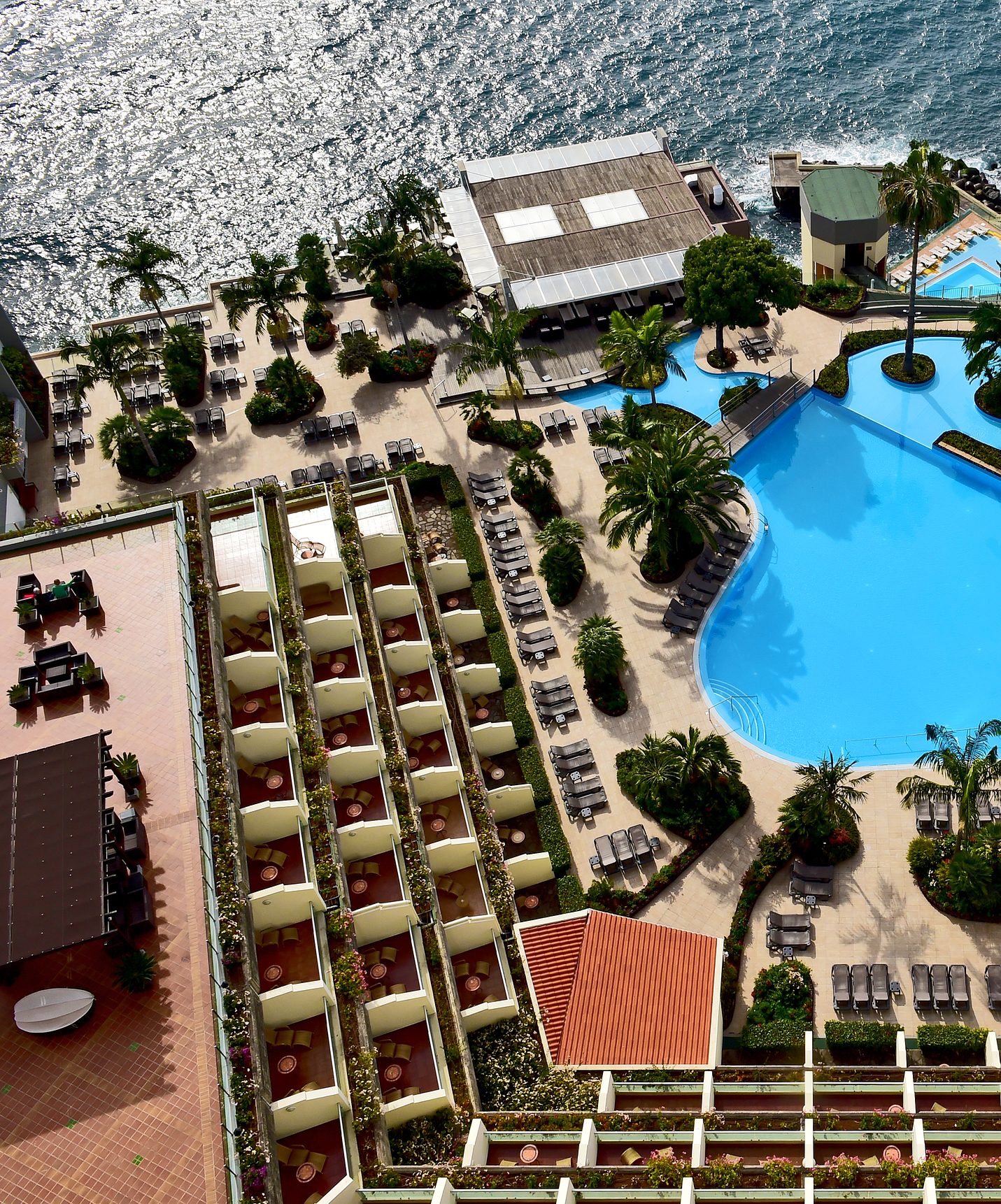 Pestana Madeira Beach Club, el premium resort con spa y piscina, frente al mar, tiene una piscina exterior frente al mar