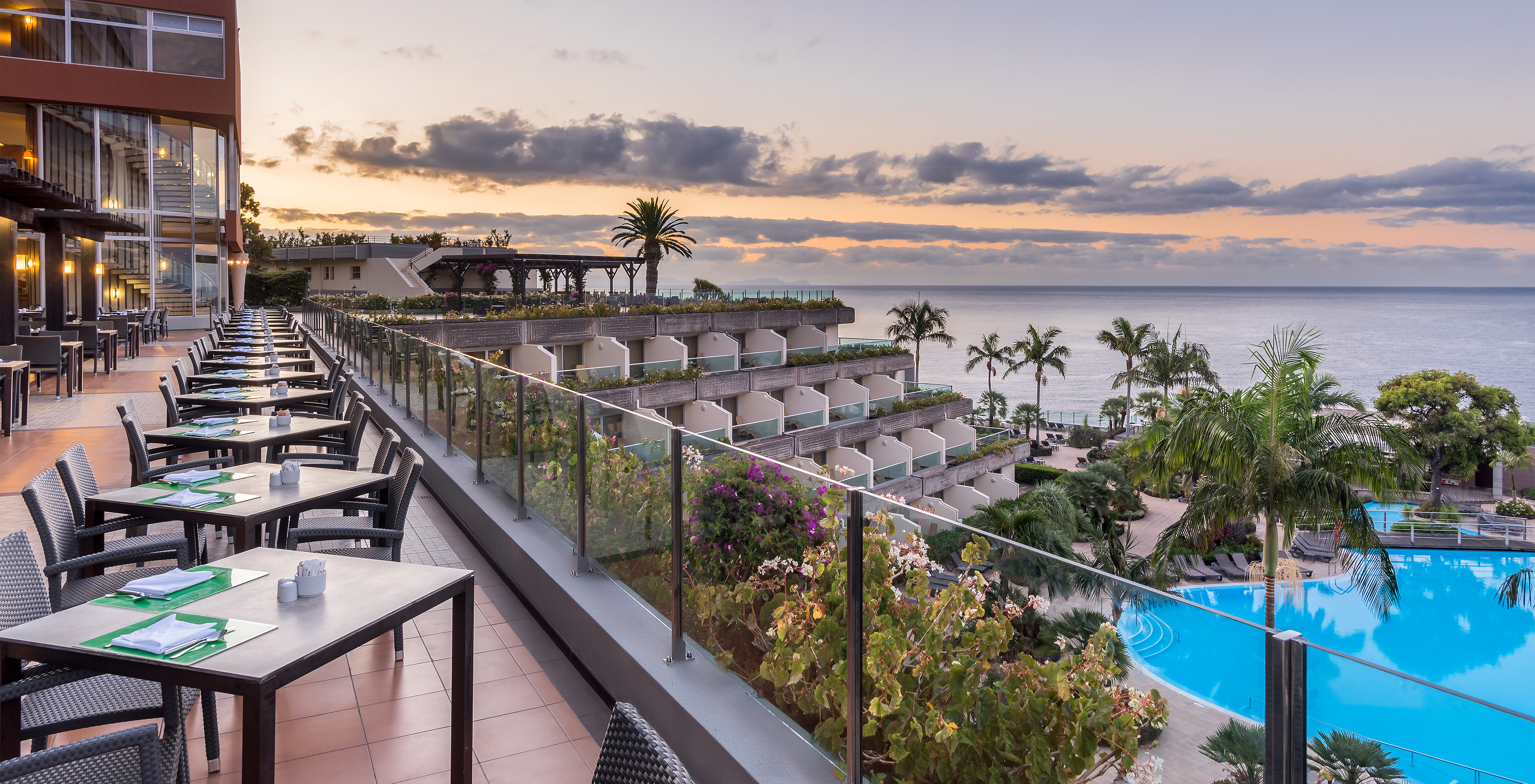 El Premium Resort con Spa y Piscina, frente al mar, tiene una terraza con vista a la piscina y al mar