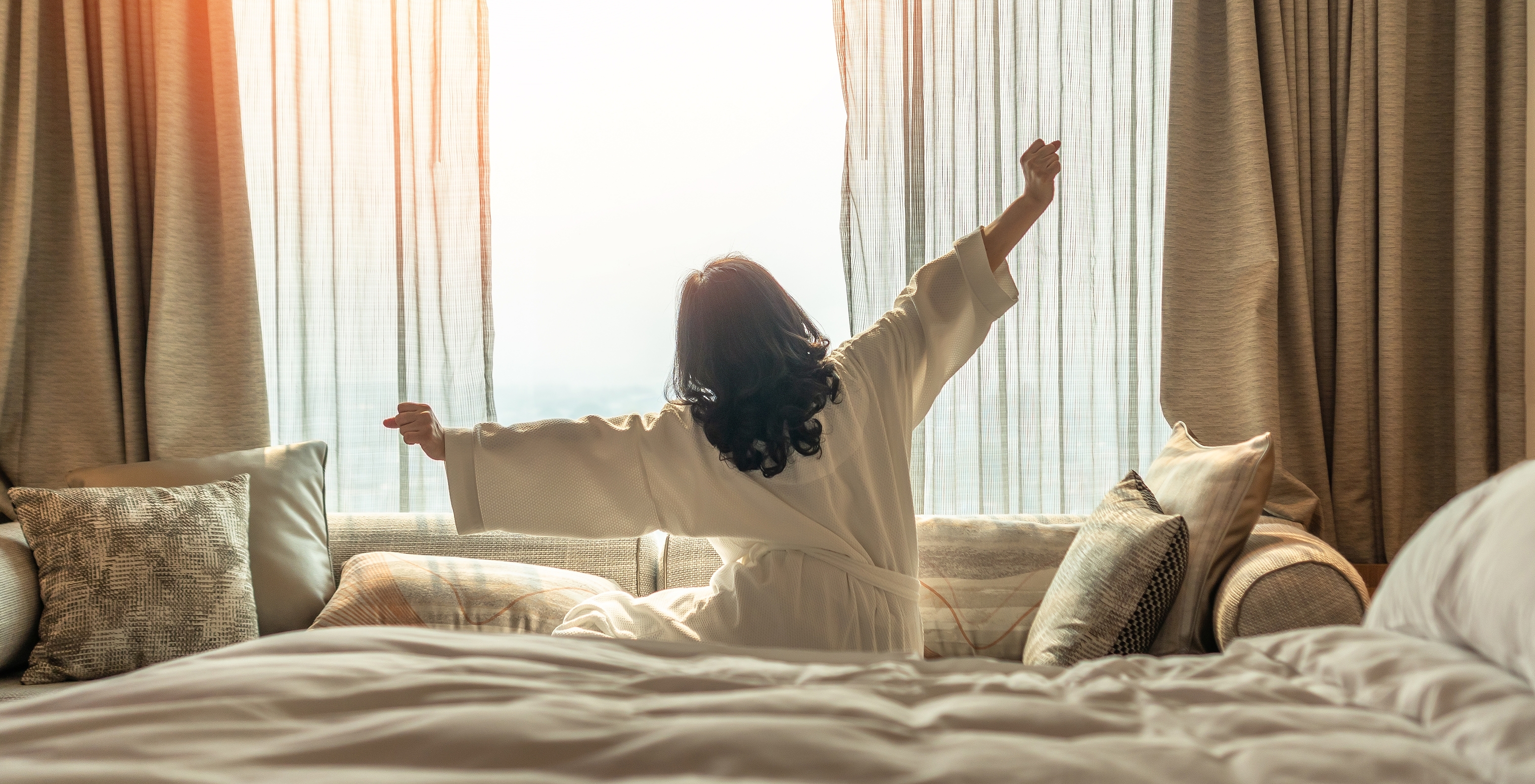 El Apartamento T1 del Pestana Madeira Beach Club tiene una ventana grande con cortinas beige, un sofá y una cama matrimonial