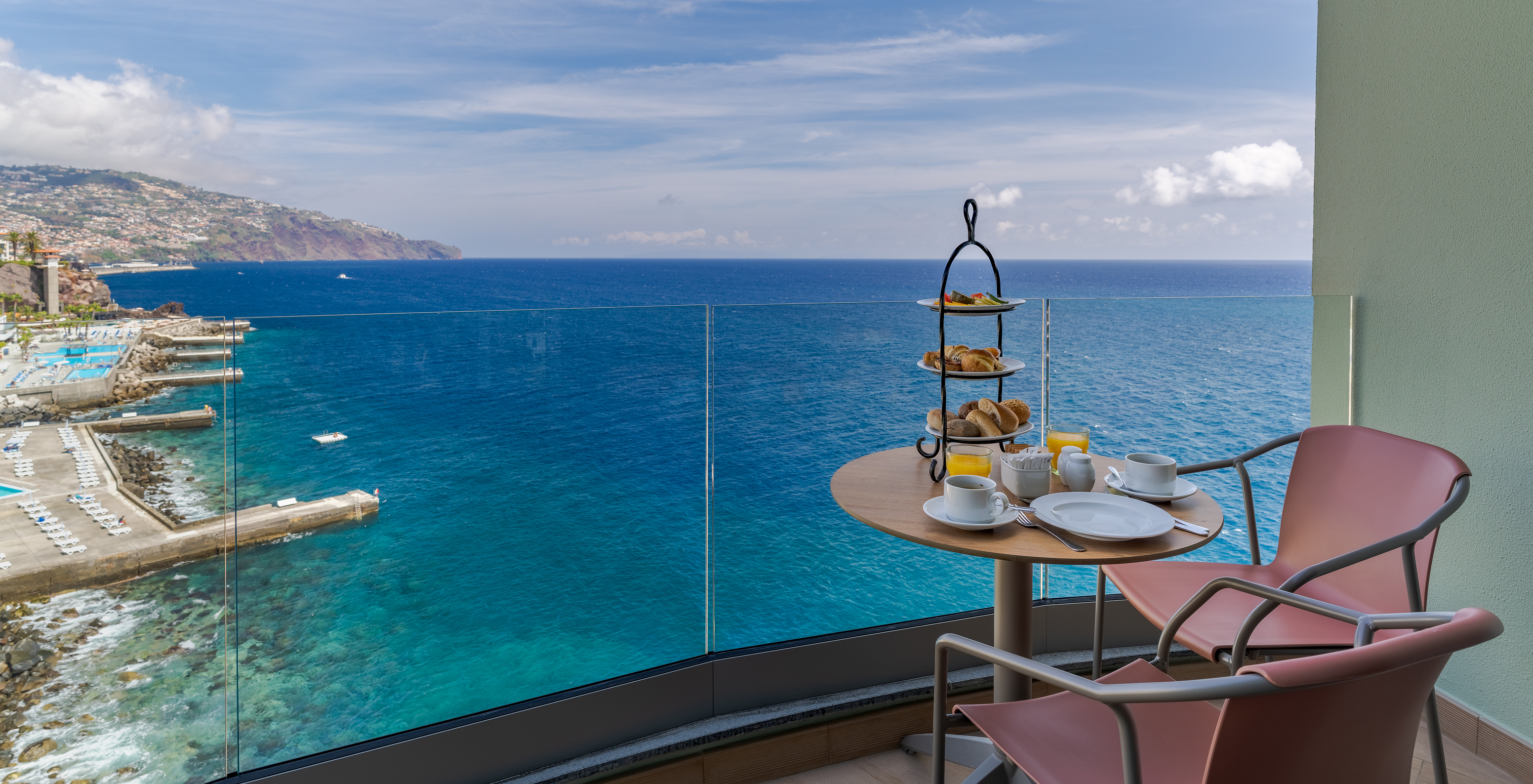 El Superior Vista Mar del Pestana Vila Lido Madeira tiene un balcón con una mesa con snacks y vista al mar