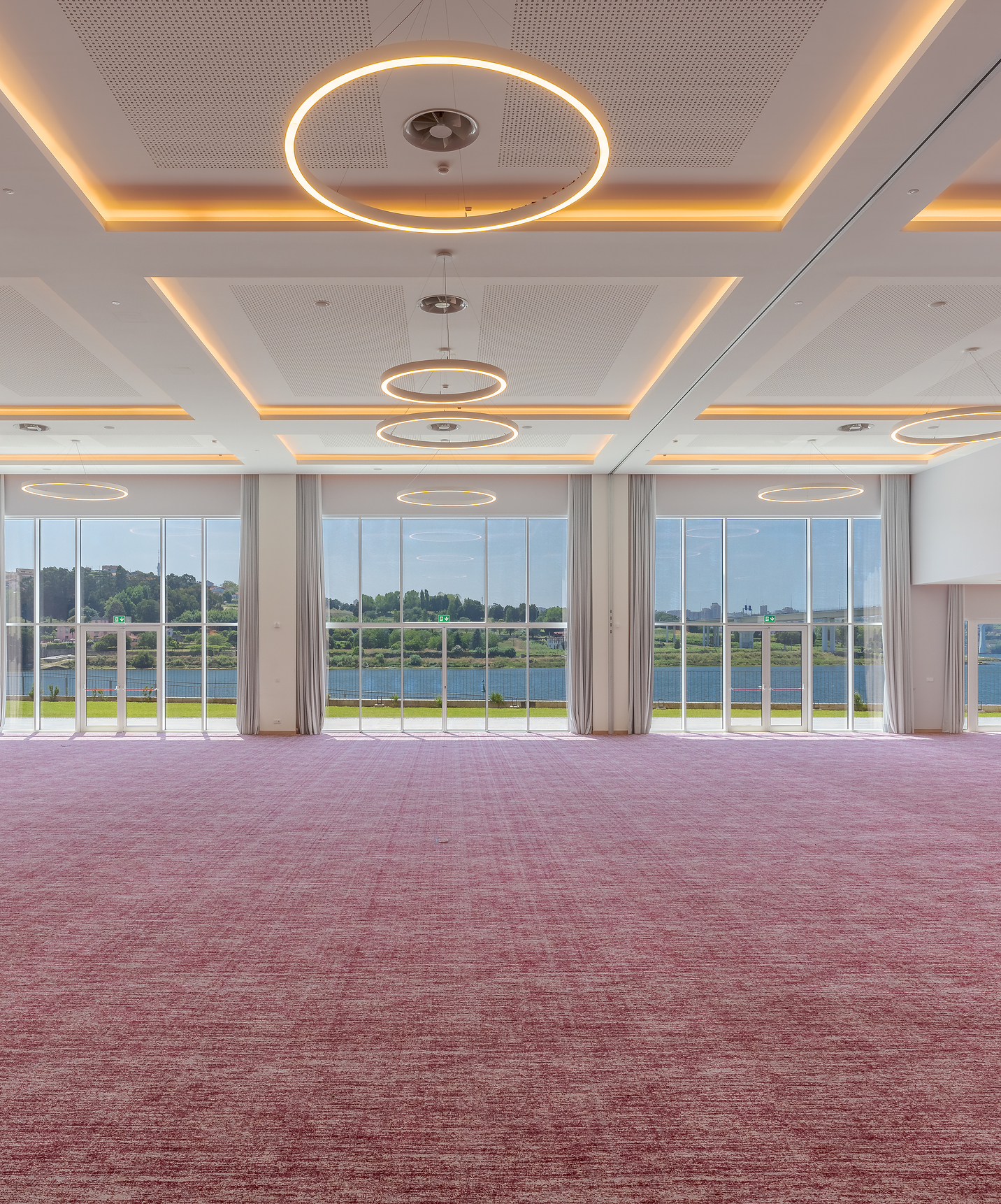 Pestana Douro, hotel con piscina frente al río Douro, cuenta con una sala de reuniones amplia con vista al río