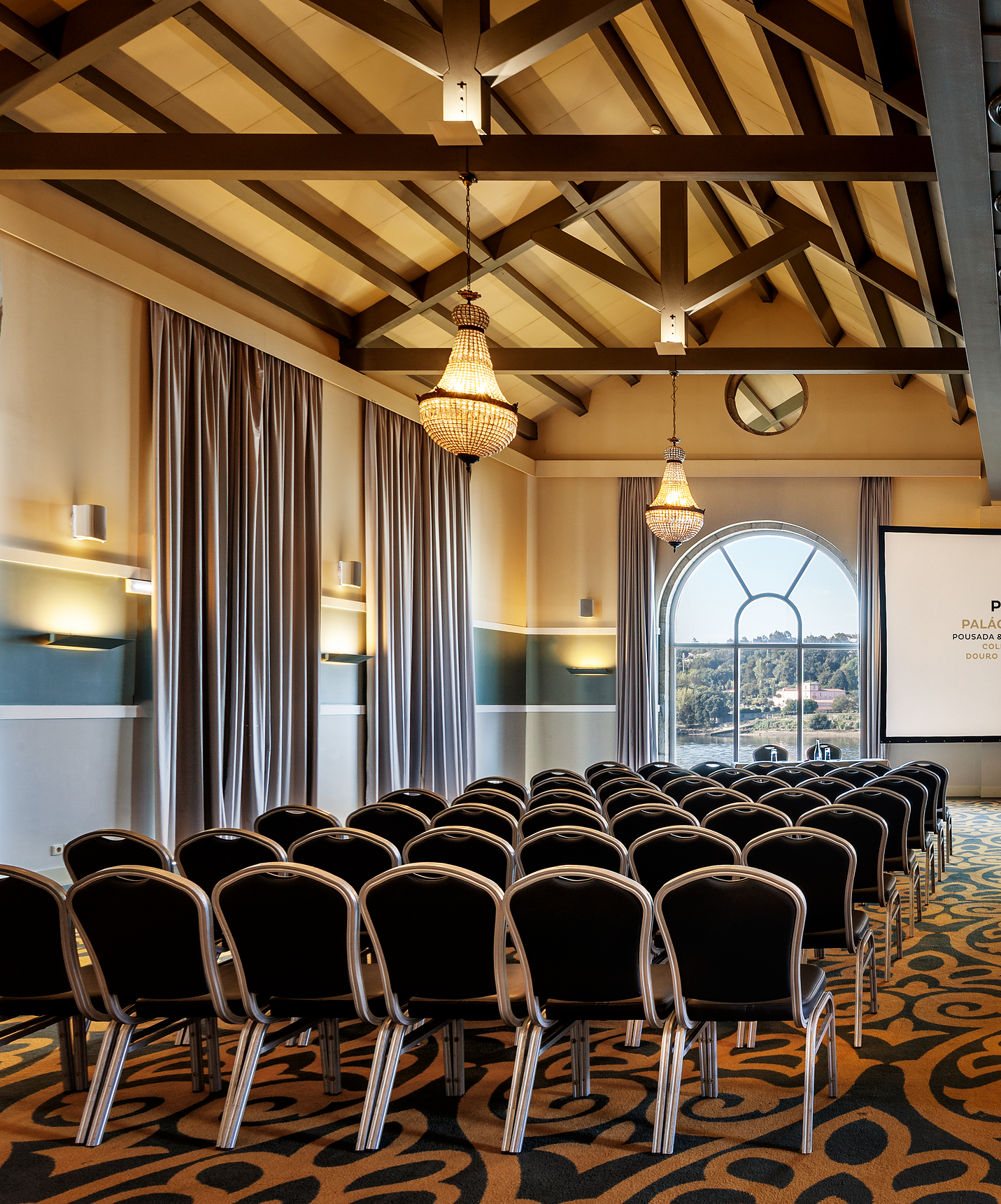 Sala para reuniones y eventos con varias sillas del Pestana Palácio do Freixo, hotel en el río Douro con spa y piscina