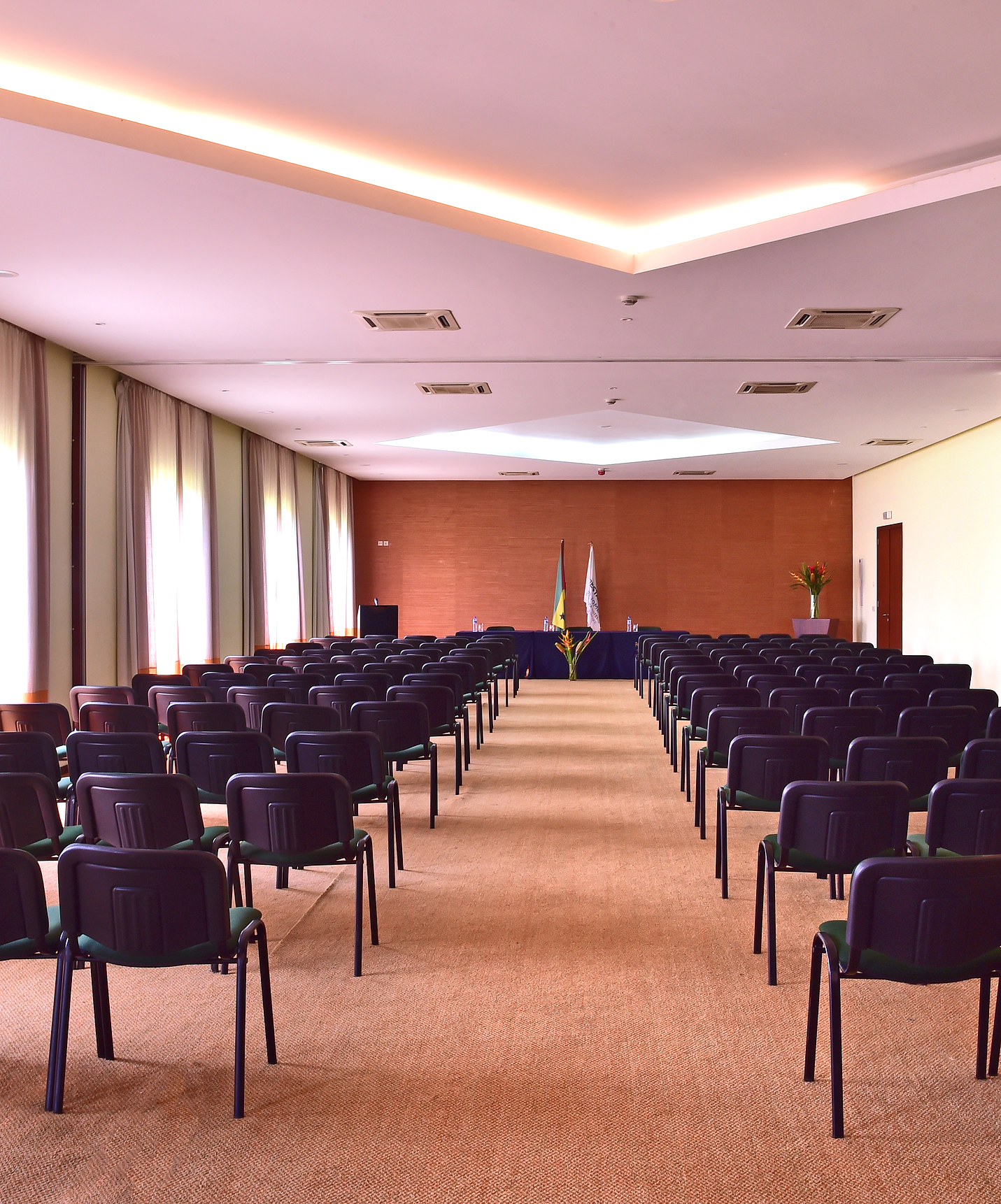 Sala de eventos y reuniones del Pestana São Tomé con varias sillas y una mesa al fondo