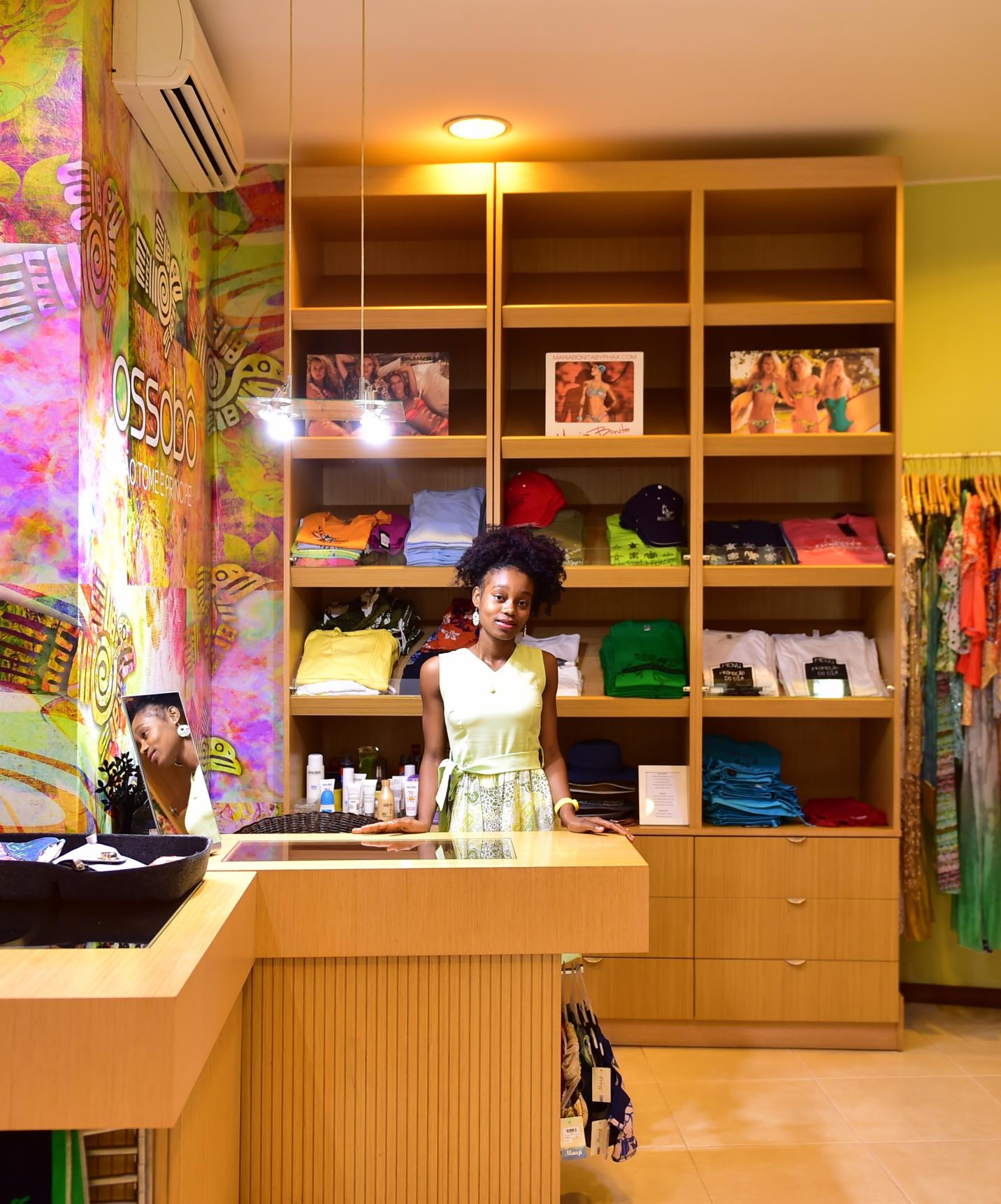 Tienda Ossobô en el lobby del hotel Pestana São Tomé con ropa y maletas coloridas, de marcas portuguesas e internacionales